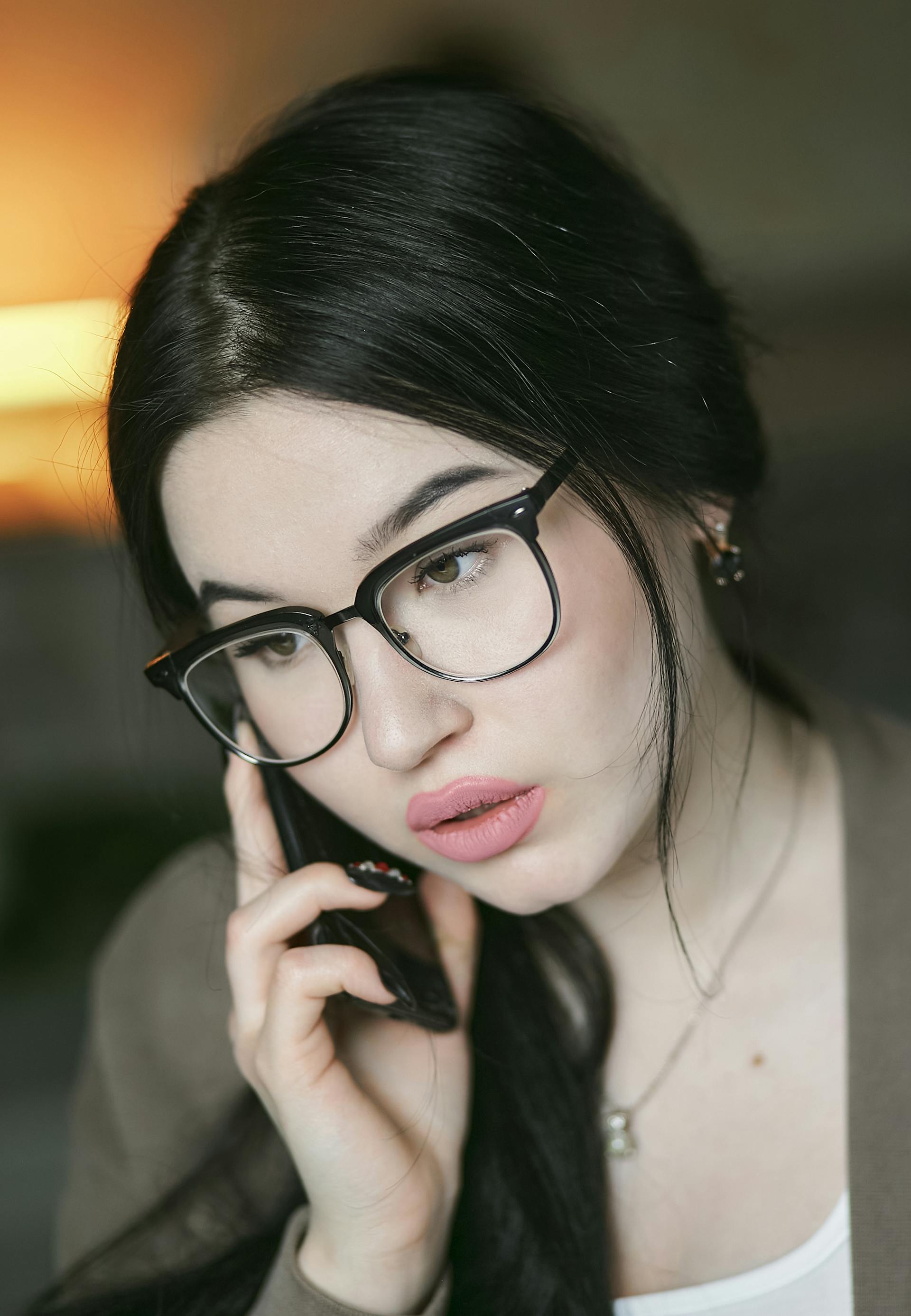 Una mujer de aspecto confuso hablando por el móvil | Fuente: Pexels