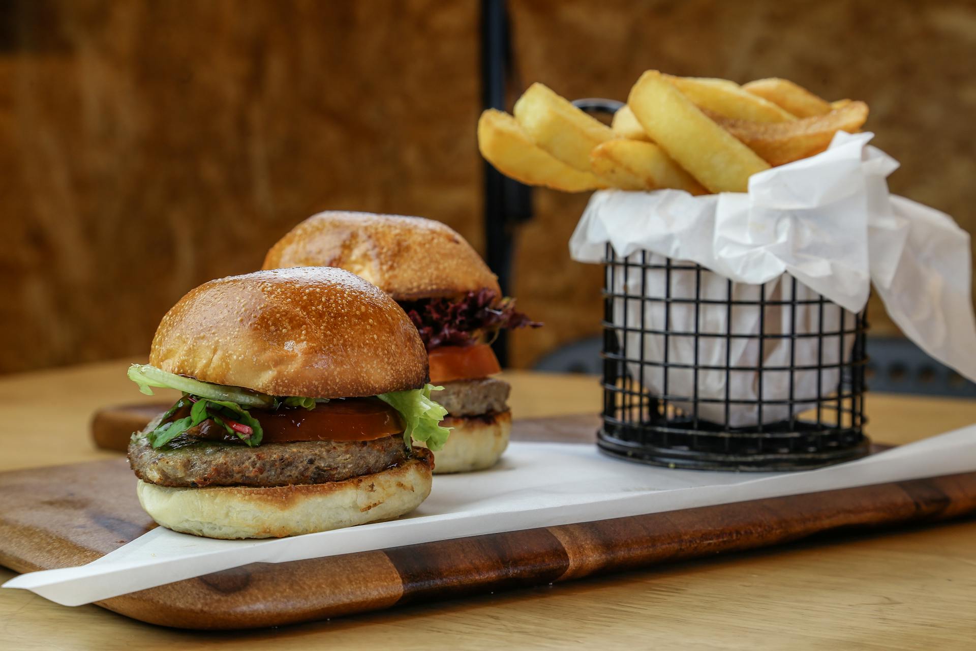 Una bandeja de hamburguesas y patatas fritas | Fuente: Pexels