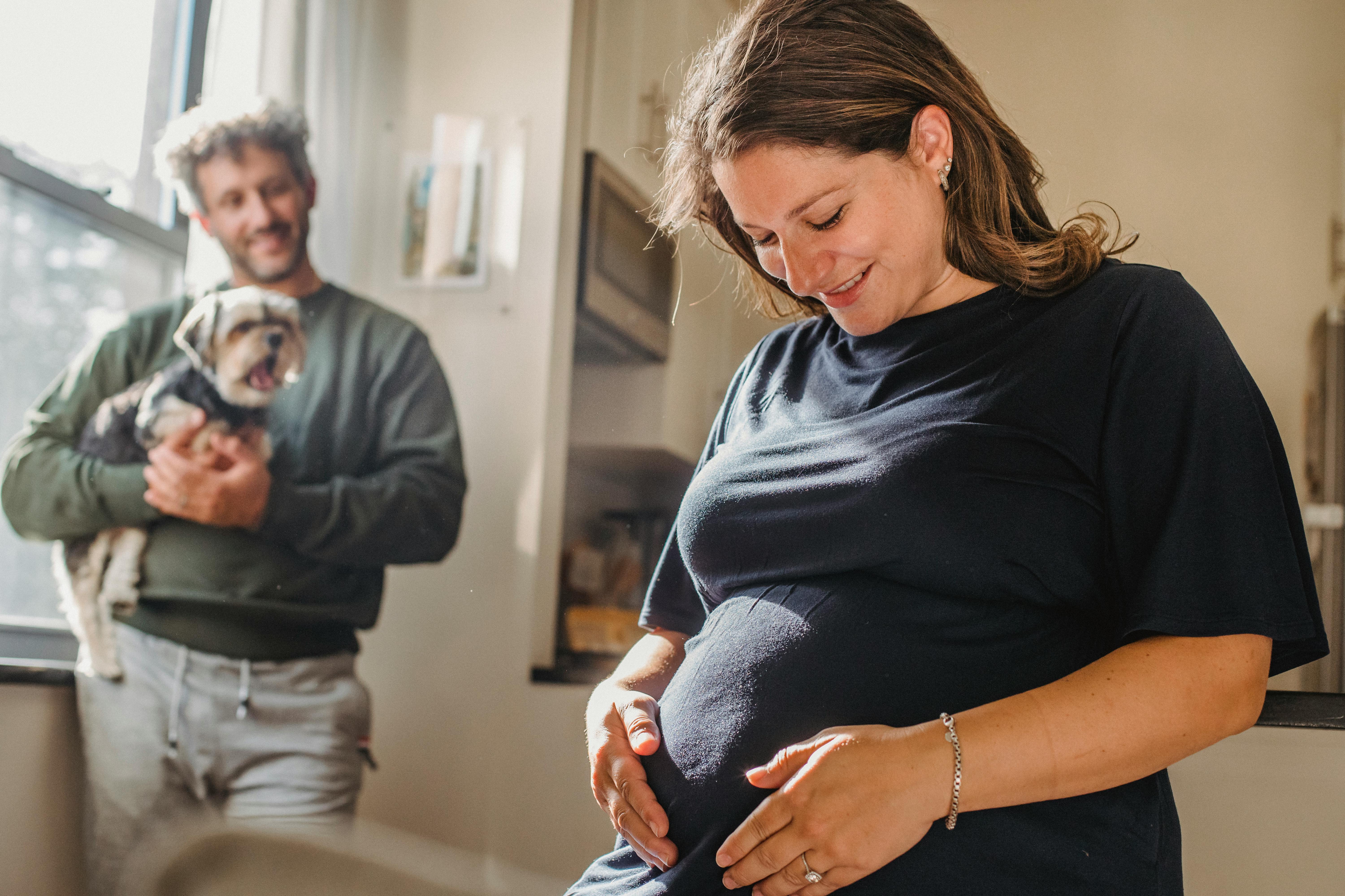 Una feliz pareja de embarazadas pasando el rato | Fuente: Pexels