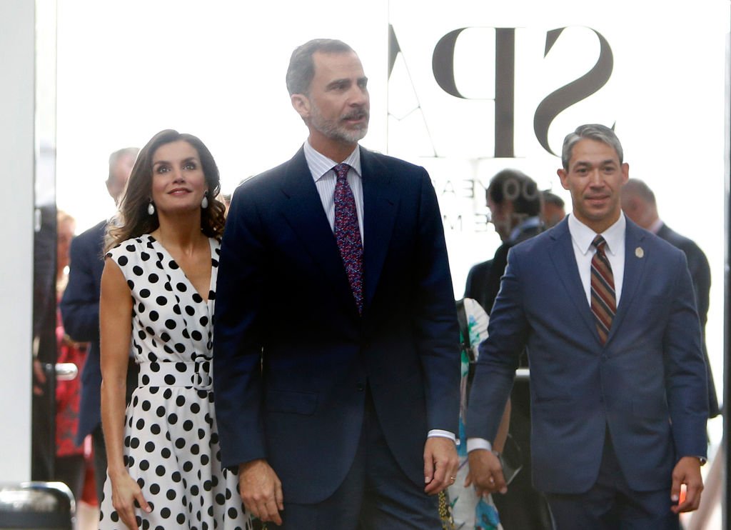El Rey Felipe VI y la reina Letizia en el Museo de Arte de San Antonio, Texas, con el alcalde de San Antonio, Ron Nirenberg, el 18 de junio de 2018. | Foto: Getty Images