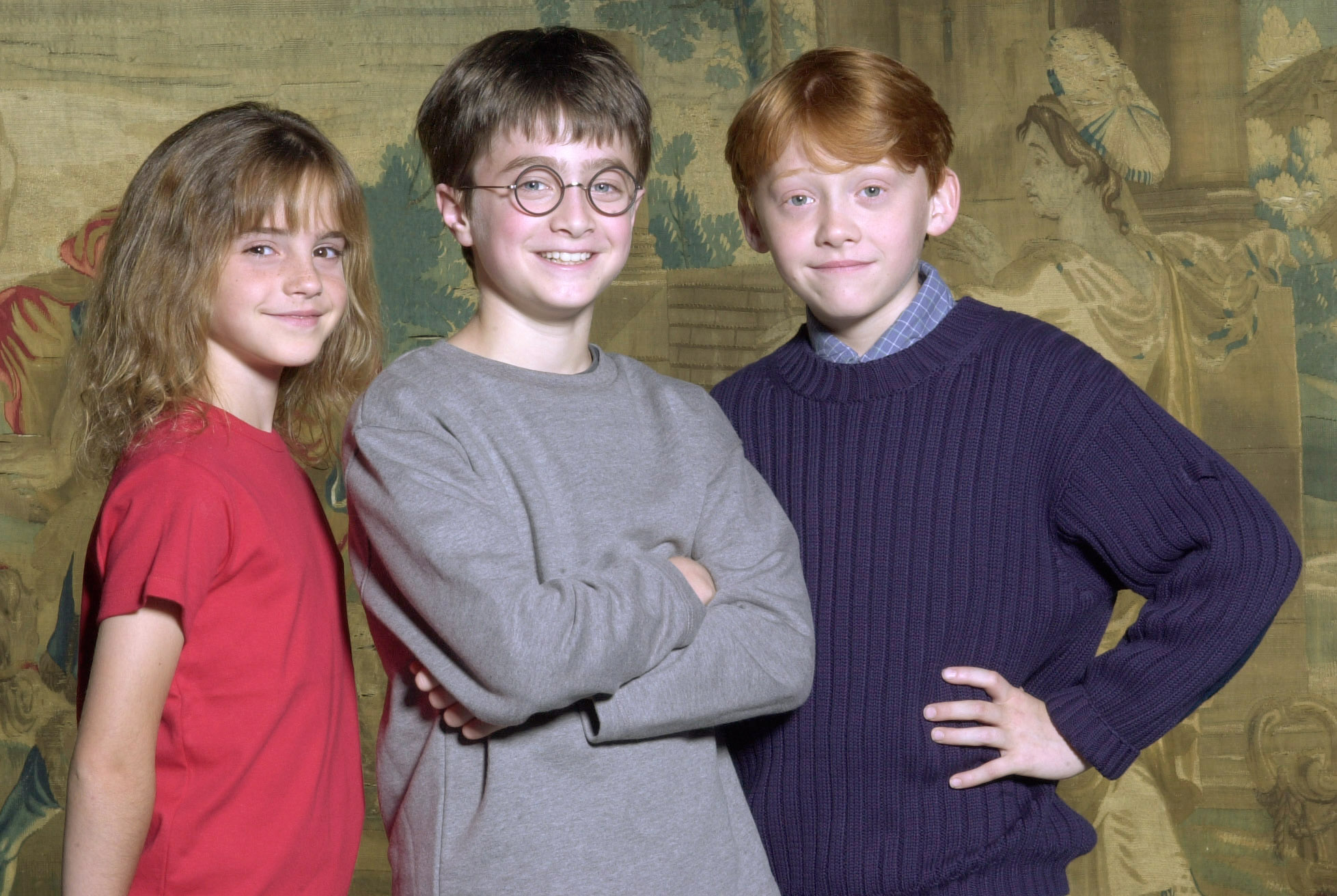 Daniel Radcliffe, en el centro, ha sido nombrado como el actor que interpretará a Harry Potter, en la próxima película junto a Rupert Grint, a la derecha, y Emma Watson, en un post fechado el 21 de agosto de 2000 | Fuente: Getty Images