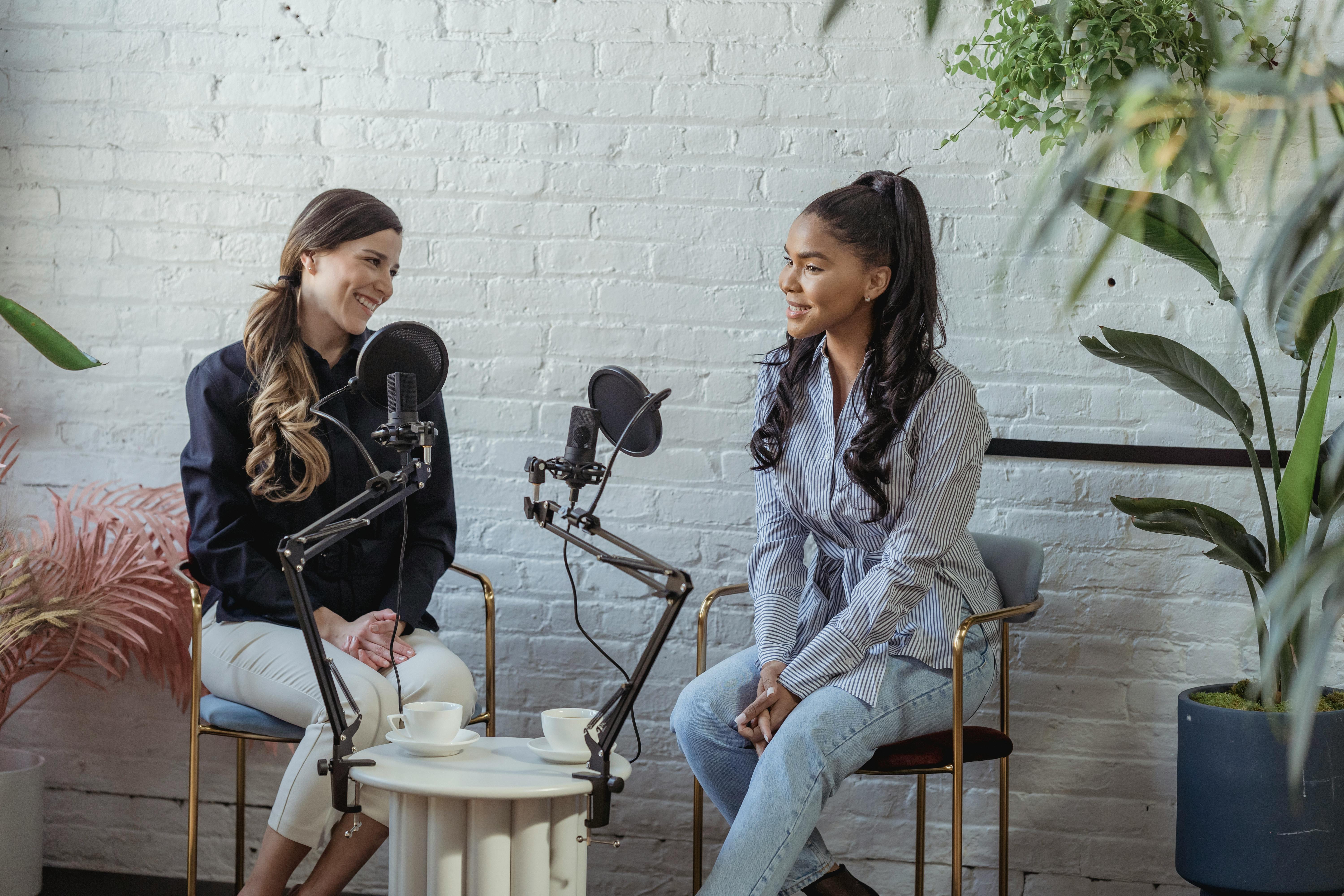 Due donne che registrano un podcast | Fonte: Pexels