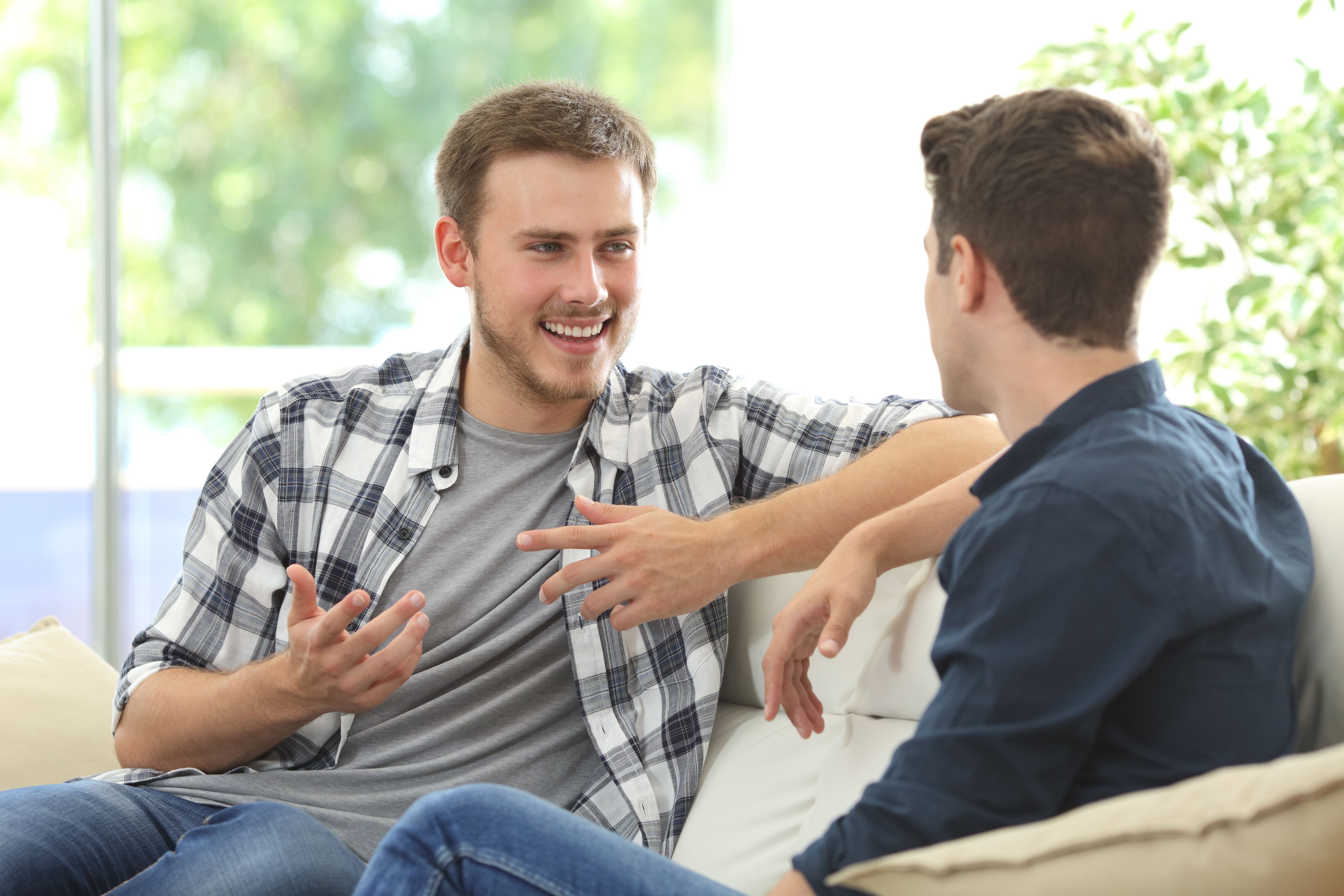 Hombres conversando | Foto: Shutterstock