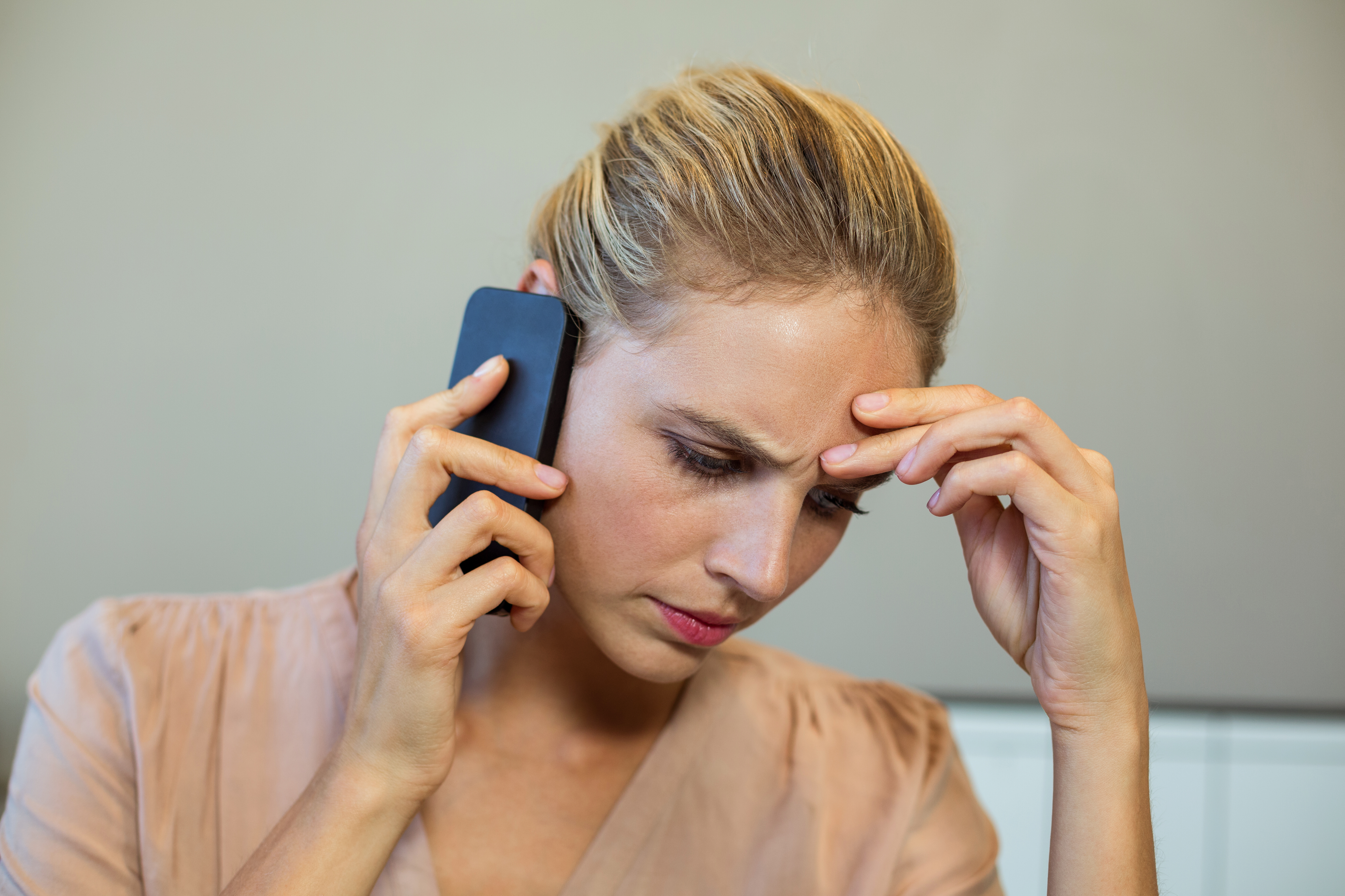 Una mujer alterada al teléfono | Fuente: Shutterstock