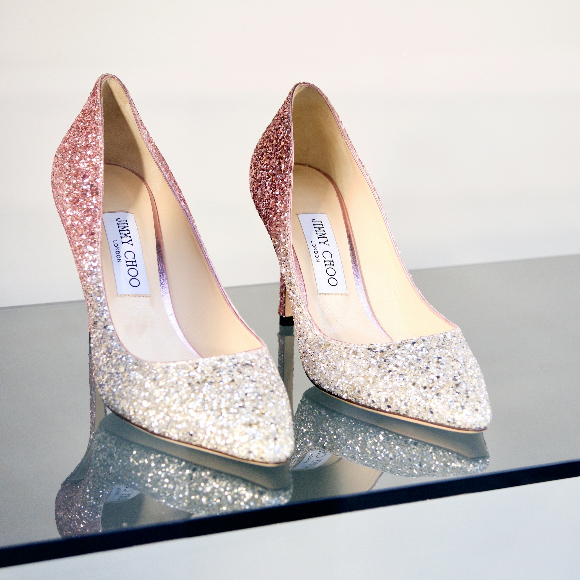 Par de tacones brillantes de Jimmy Choo | Fuente: Unsplash