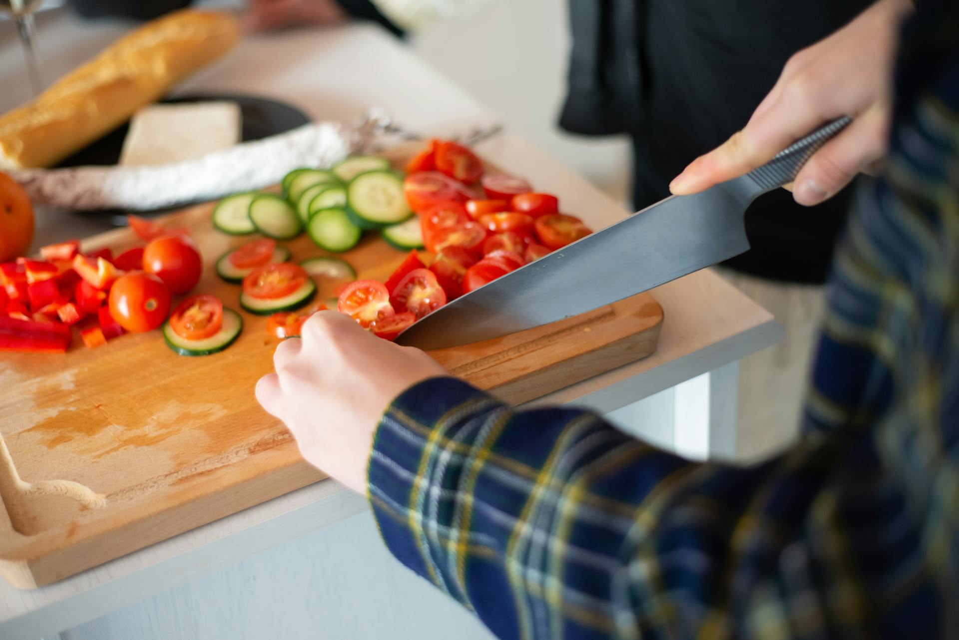 Un hombre cortando verduras | Fuente: Pexels