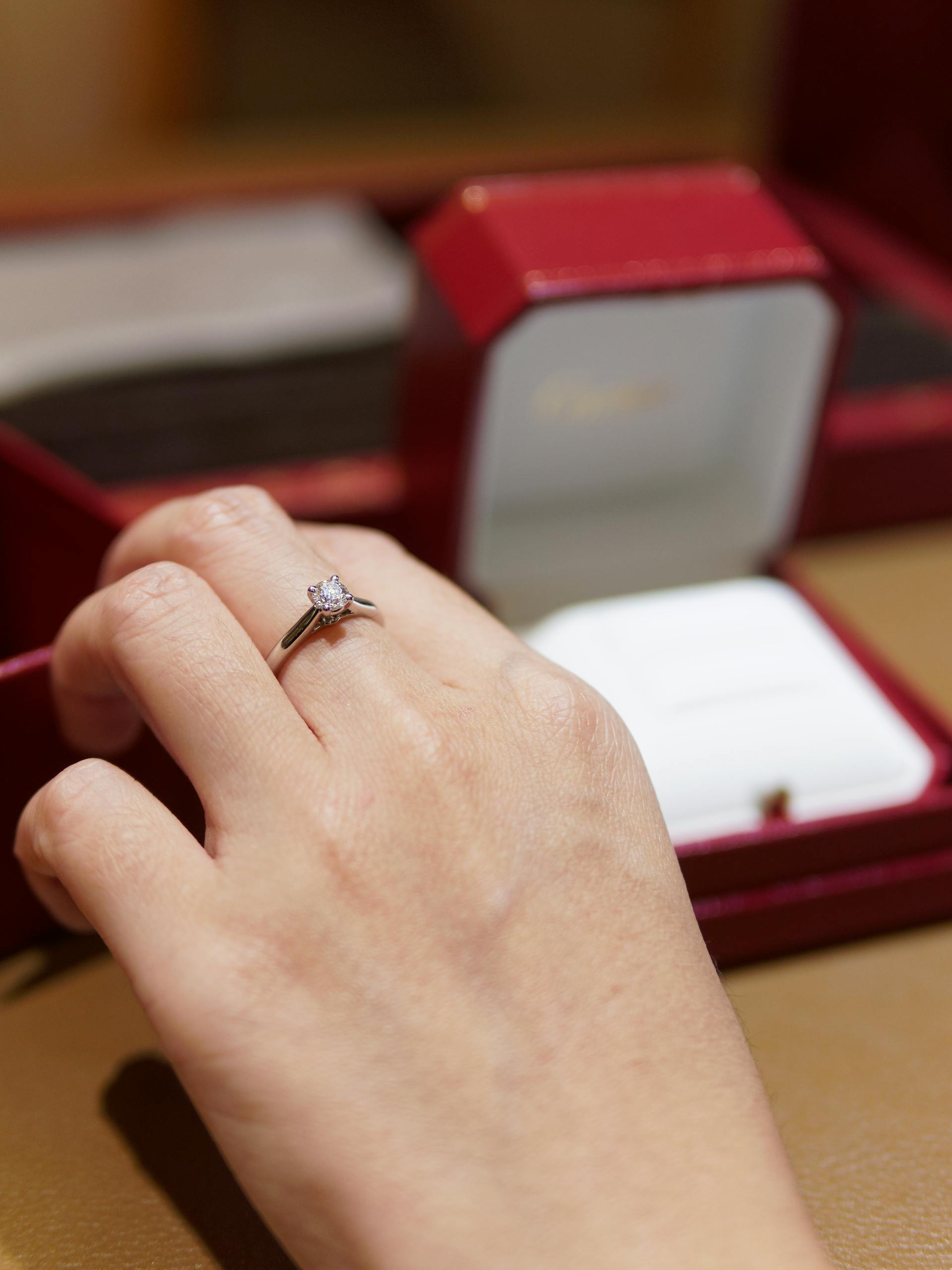 Primer plano de la mano de una mujer con un anillo | Foto: Pexels