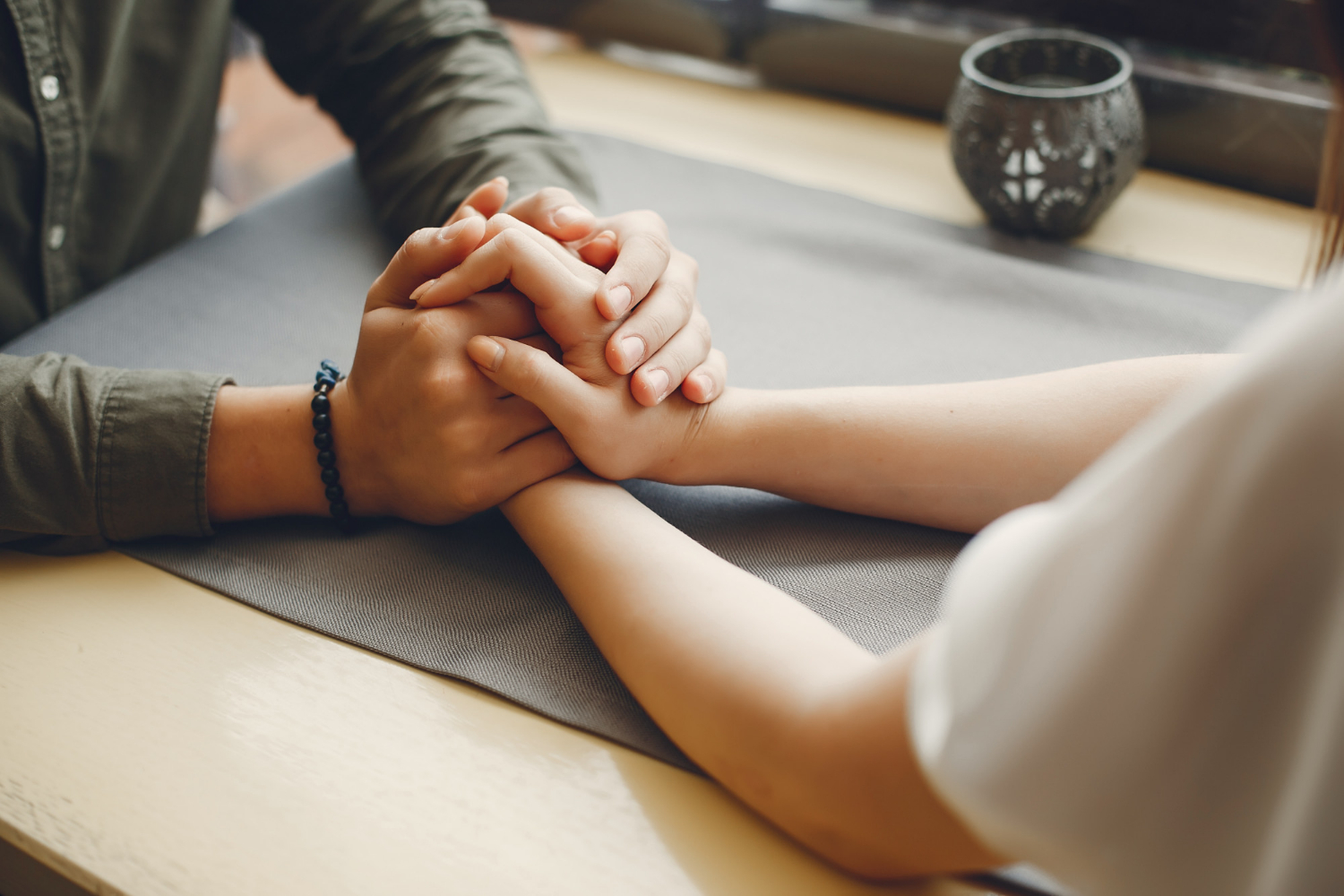 Una pareja cogida de la mano | Fuente: Freepik