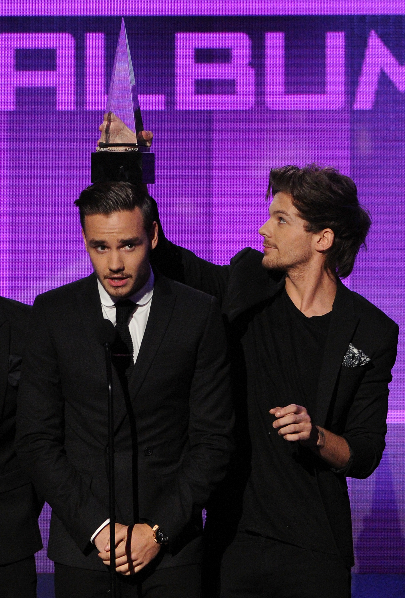 Liam Payne y Louis Tomlinson aceptan el premio al Álbum Pop/Rock Favorito en los American Music Awards 2013 el 24 de noviembre de 2013 | Fuente: Getty Images