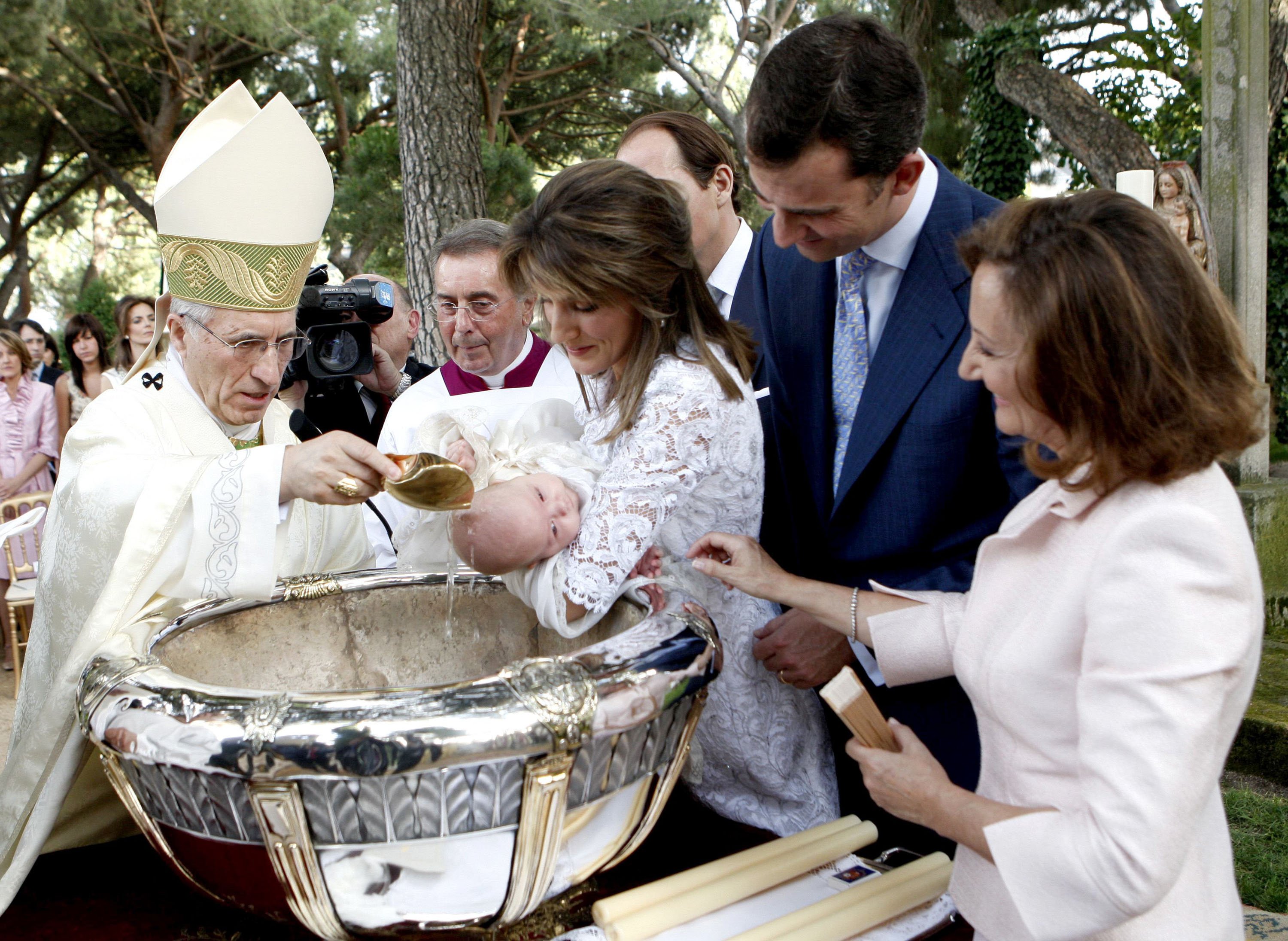 La Princesa Letizia y el Príncipe Felipe de España sostienen a su hija, la Princesa Sofía, mientras la madre de Letizia, Paloma Rocasolano, los observa, en el bautismo de Sofía en julio de 2007 || Fuente: Getty Images
