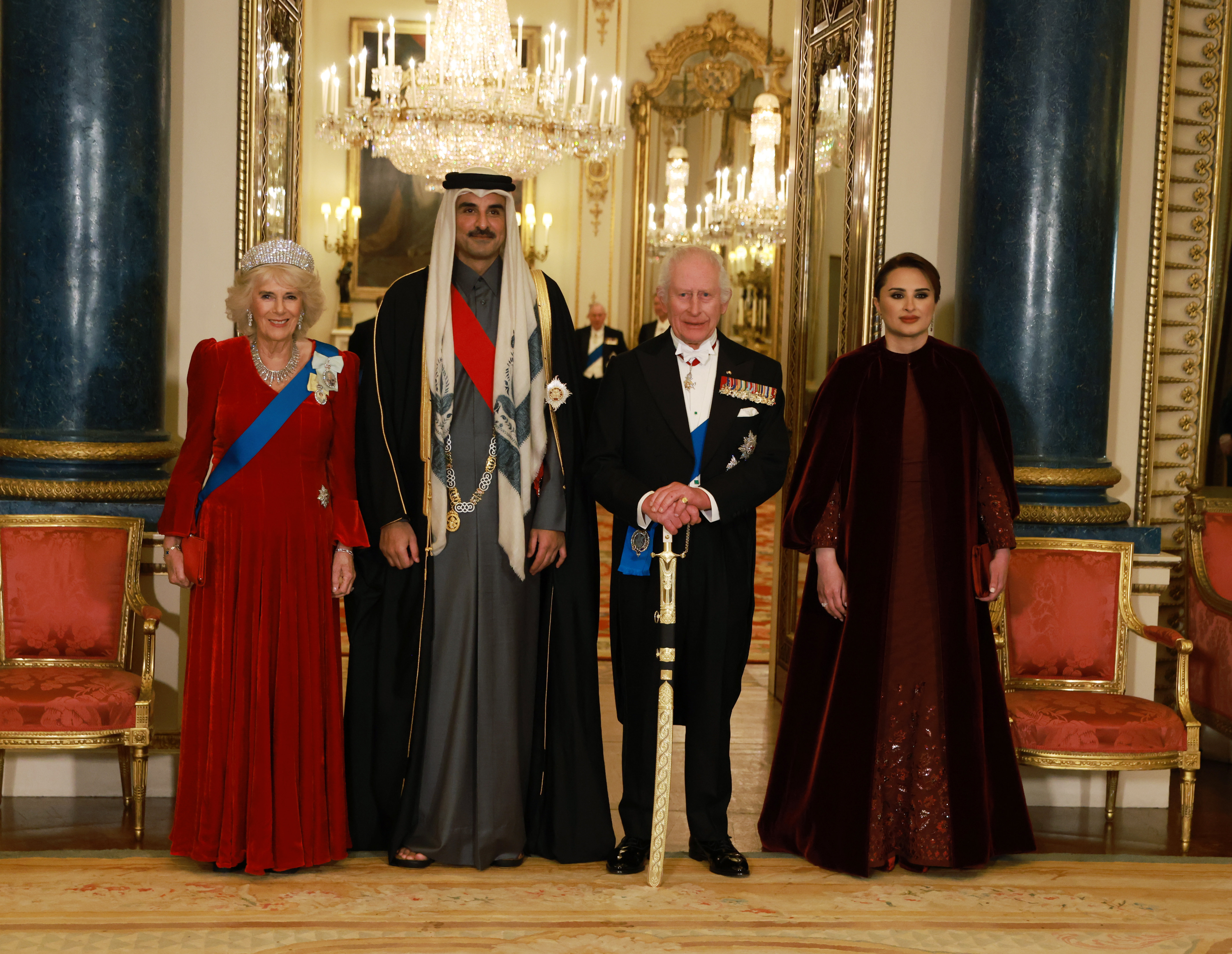 La reina Camilla, el jeque Tamim bin Hamad Al Thani, el rey Charles III y la jequesa Jawaher bint Hamad bin Suhaim Al Thani asisten al banquete de estado en el palacio de Buckingham de Londres el 3 de diciembre de 2024 | Fuente: Getty Images