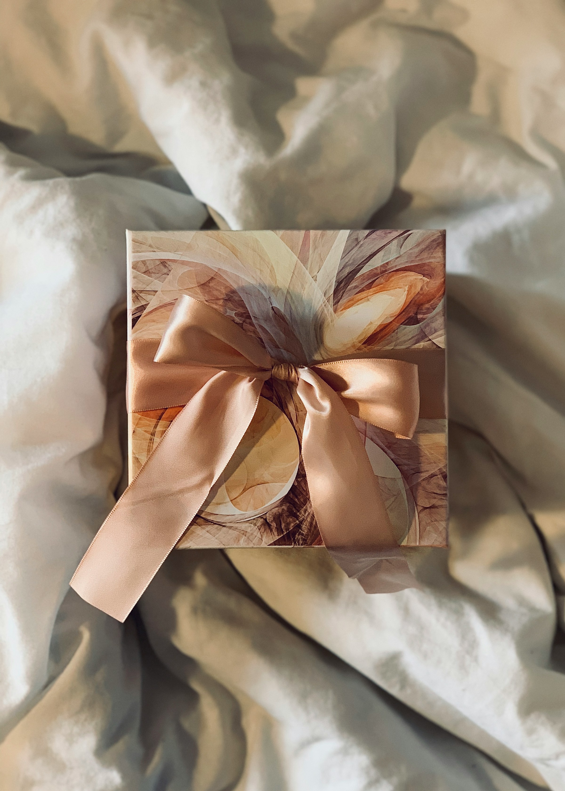 Una caja de regalo con un lazo | Foto: Pexels