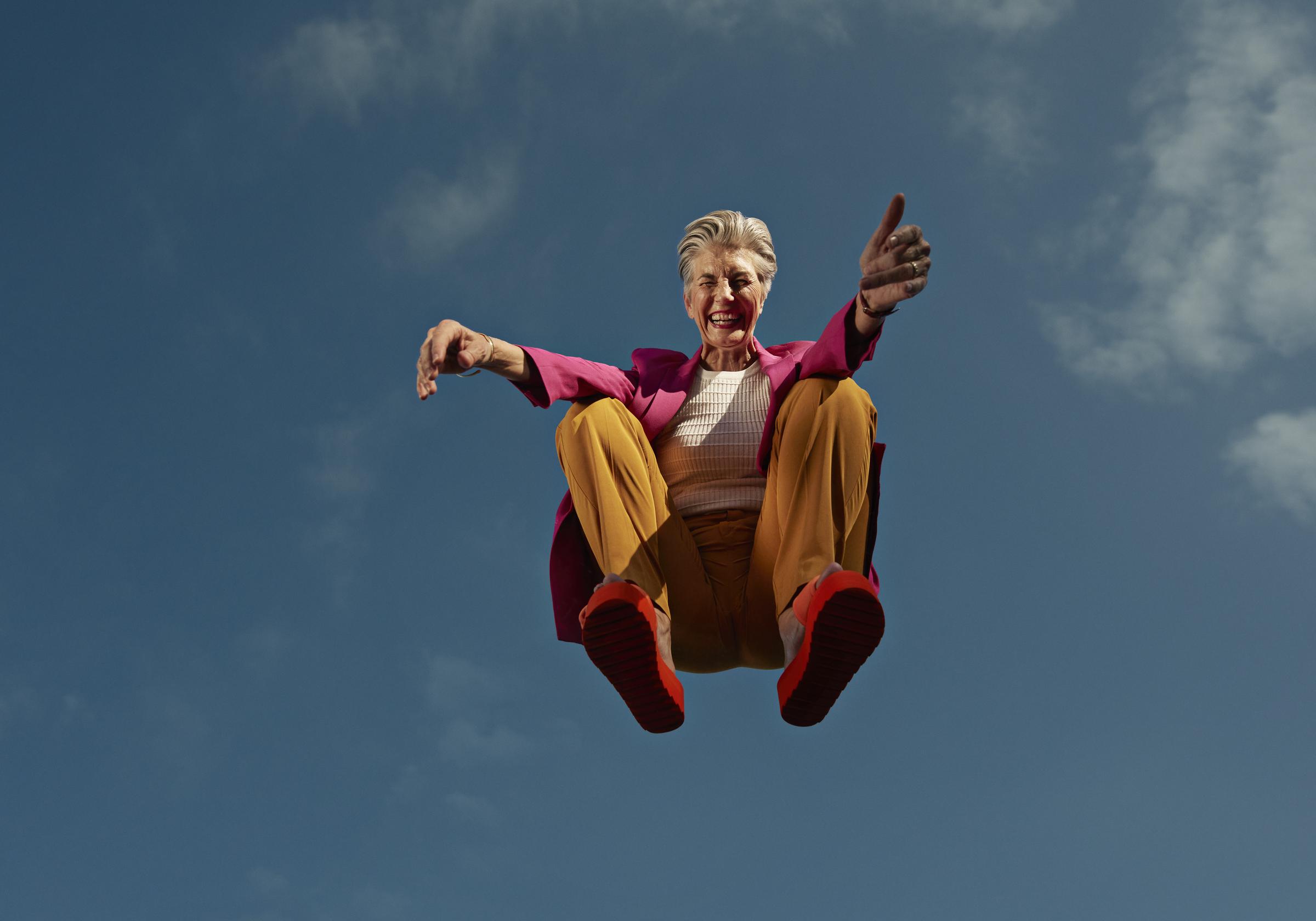 Una mujer en el aire contra el cielo azul | Fuente: Getty Images