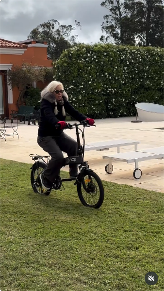 Susana Giménez durante un paseo en bicicleta en el jardín de su mansión | Fuente: Instagram/gimenezsuok