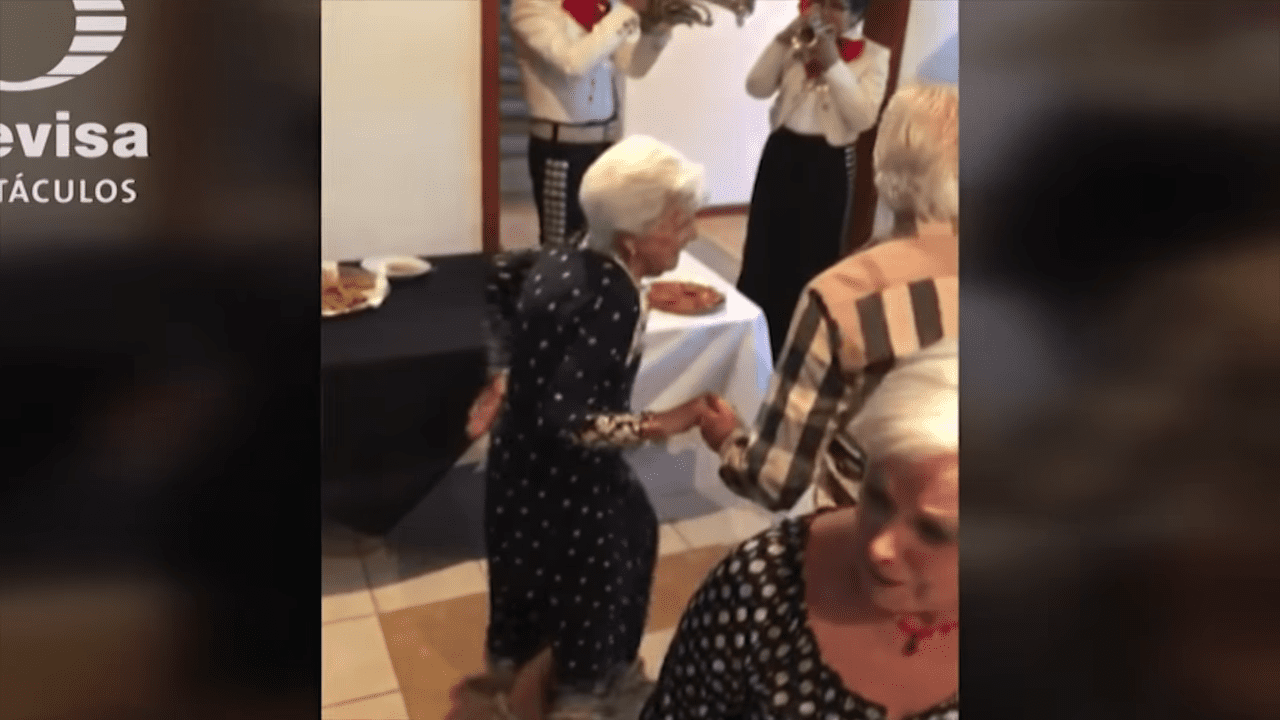 Anabel Gutiérrez festejando sus 87 años en 2018│Imagen tomada de: YouTube / Las Estrellas