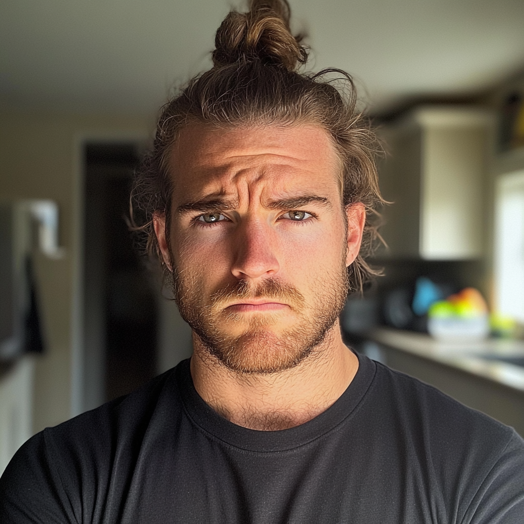 Un hombre ceñudo en una cocina | Fuente: Midjourney