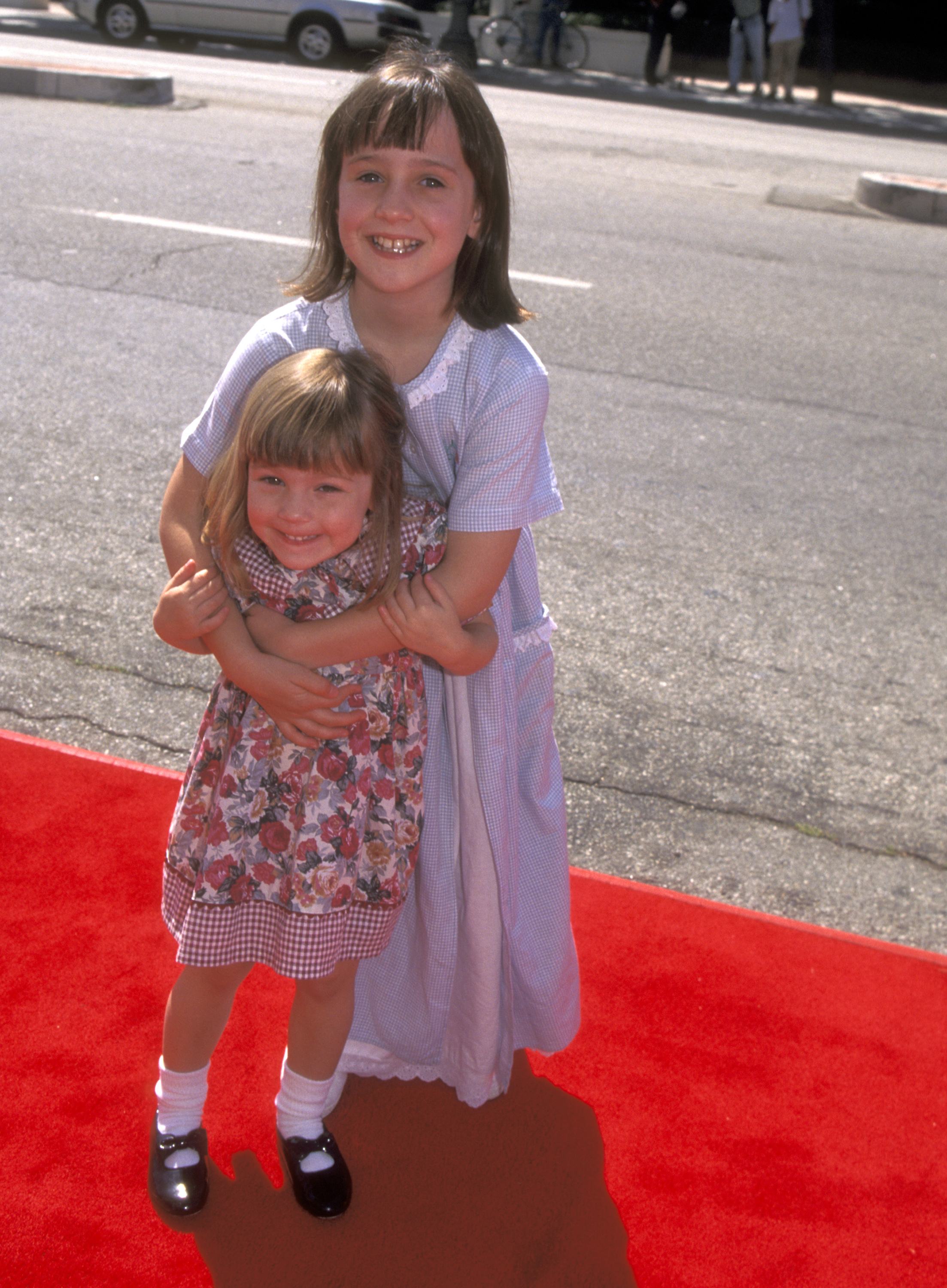 Mara Wilson y Anna Wilson asisten al estreno de "Matilda", 1996, en Culver City | Fuente: Getty Images