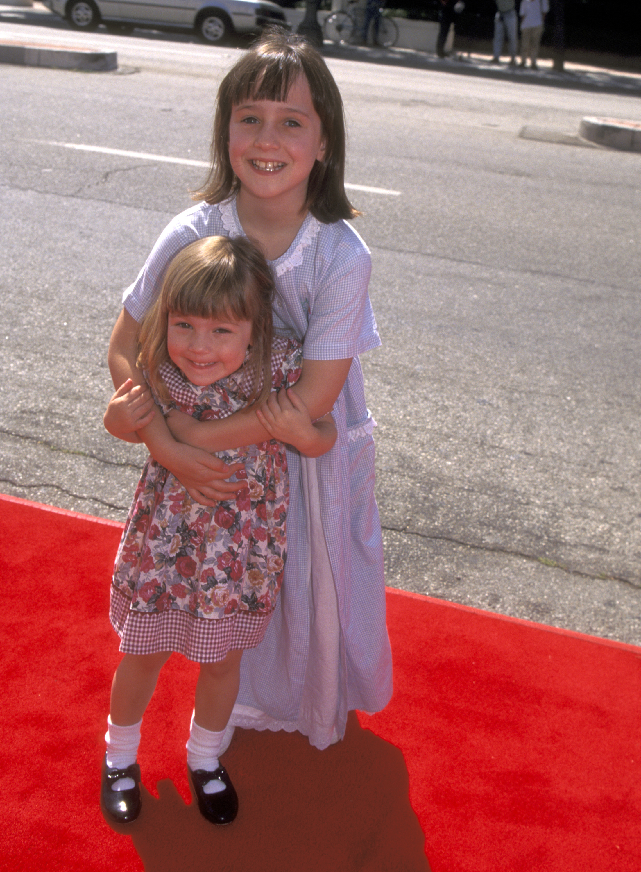 Mara Wilson con su hermana pequeña, Anna, asisten al estreno de "Matilda" en Culver City el 28 de julio de 1996 en Culver City, California | Foto: Getty Images