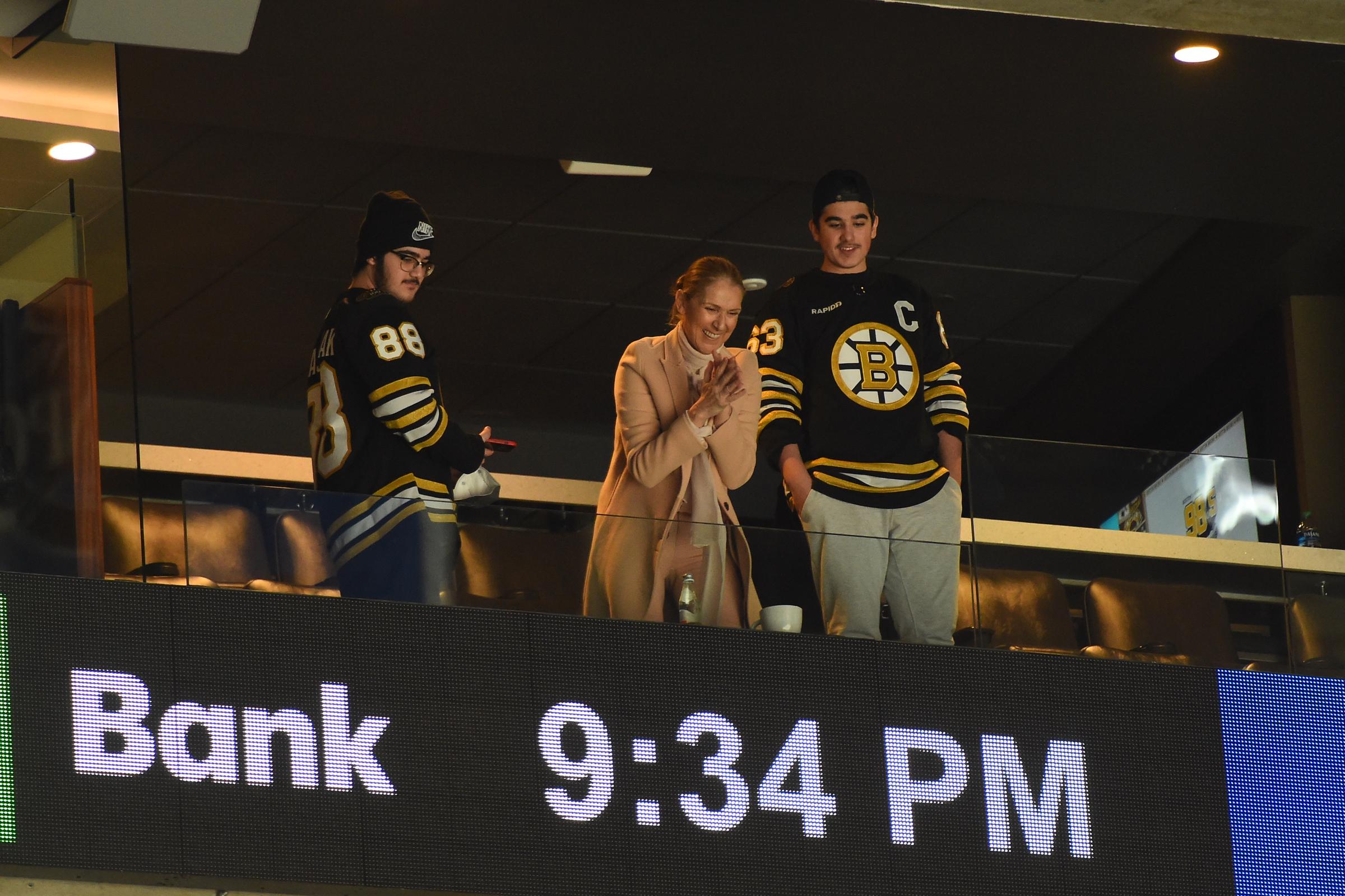 Céline Dion con sus hijos gemelos en un partido de hockey sobre hielo el 21 de marzo de 2024, en Boston, Massachusetts. | Fuente: Getty Images