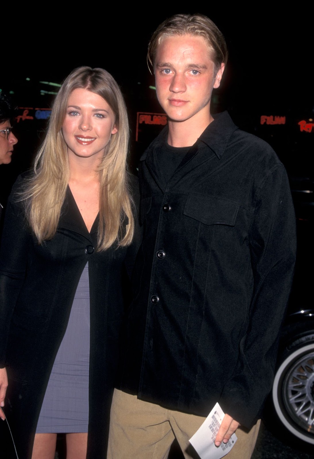 Tara Reid y la estrella emergente en el estreno de "L.A. Confidential" el 16 de septiembre de 1997, en Hollywood. | Fuente: Getty Images