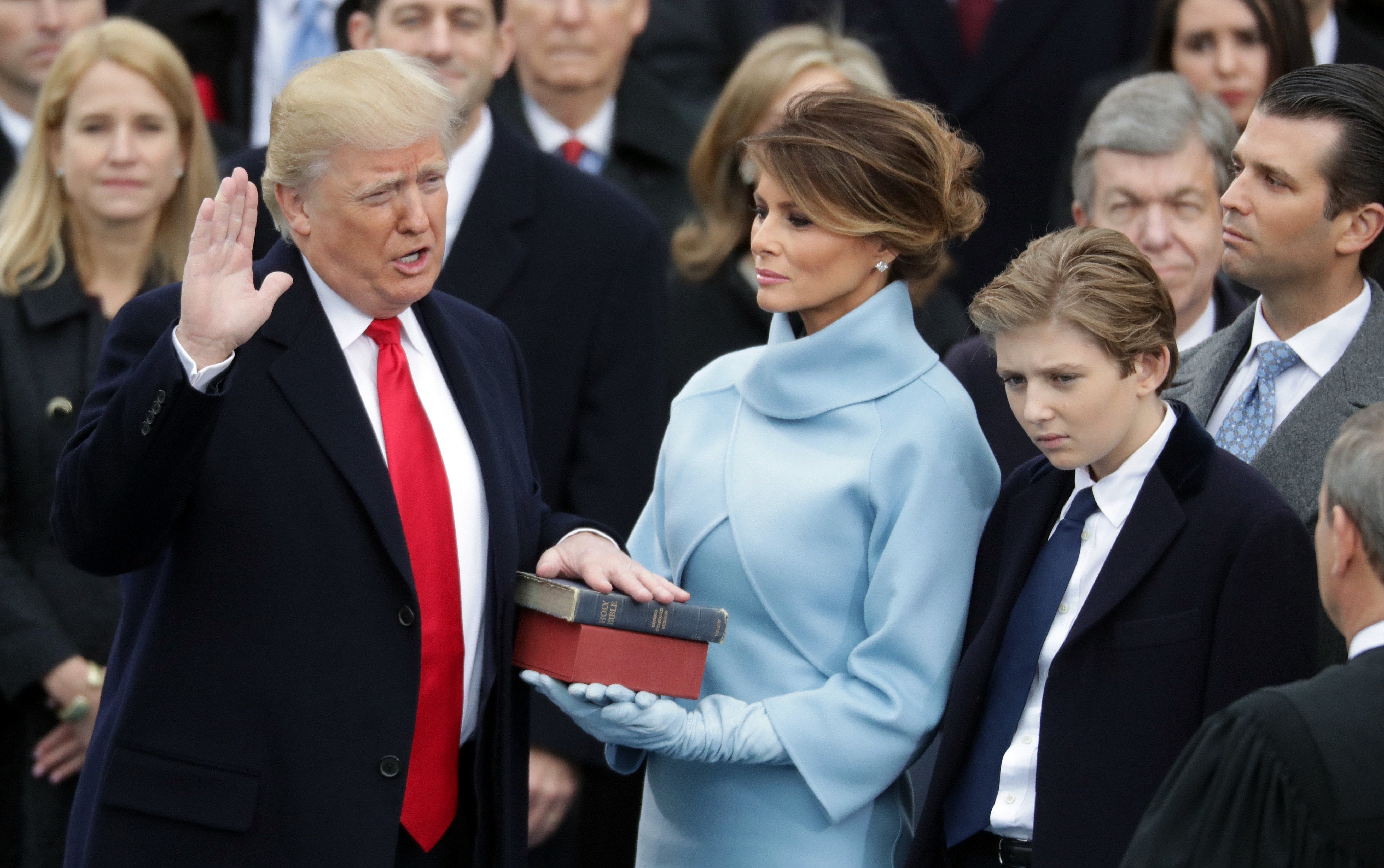 Donald Trump jura el cargo mientras Melania Trump sostiene la biblia y Barron Trump mira, en Washington, DC | Fuente: Getty Images