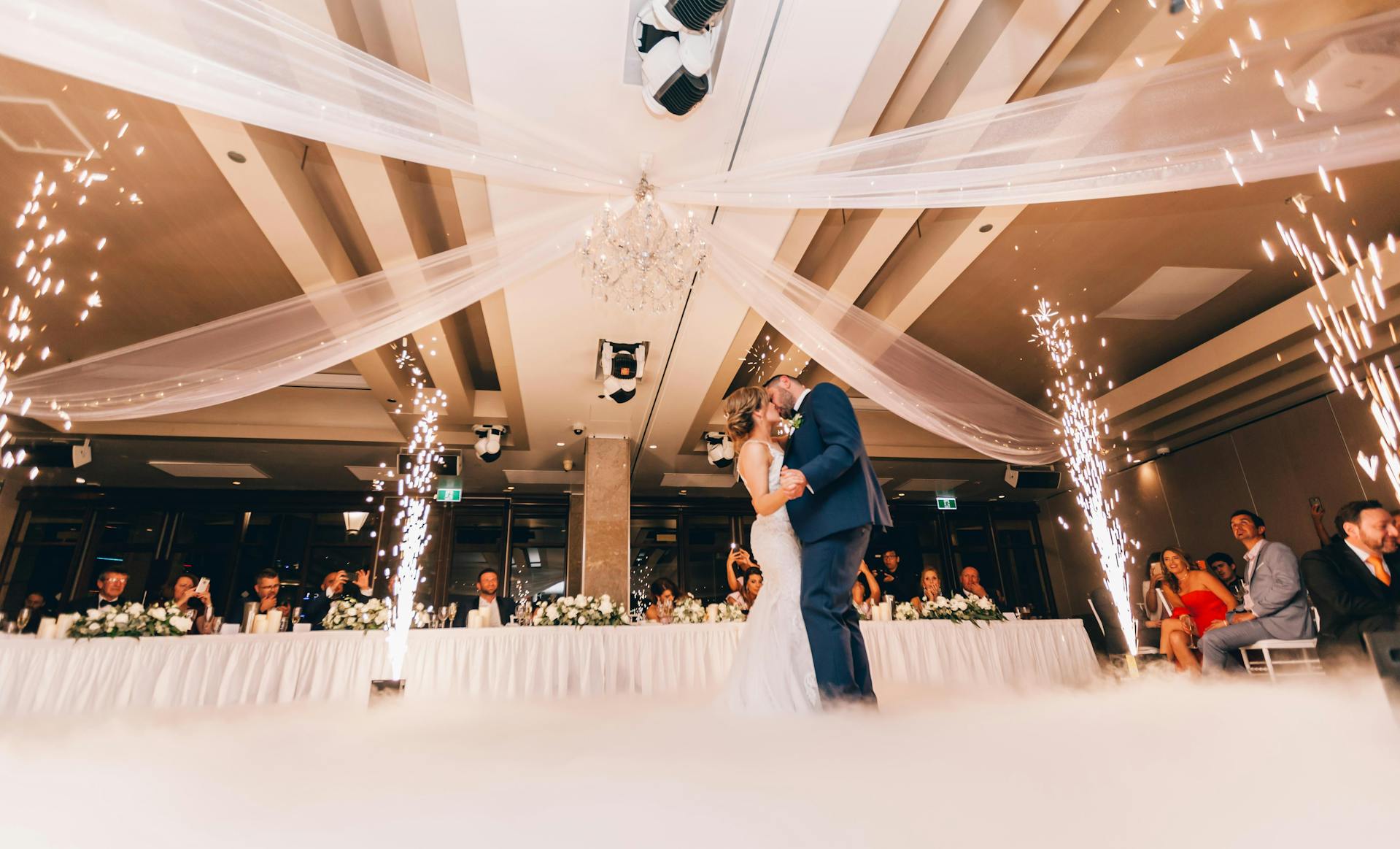 Pareja de novios bailando en la boda | Foto: Pexels