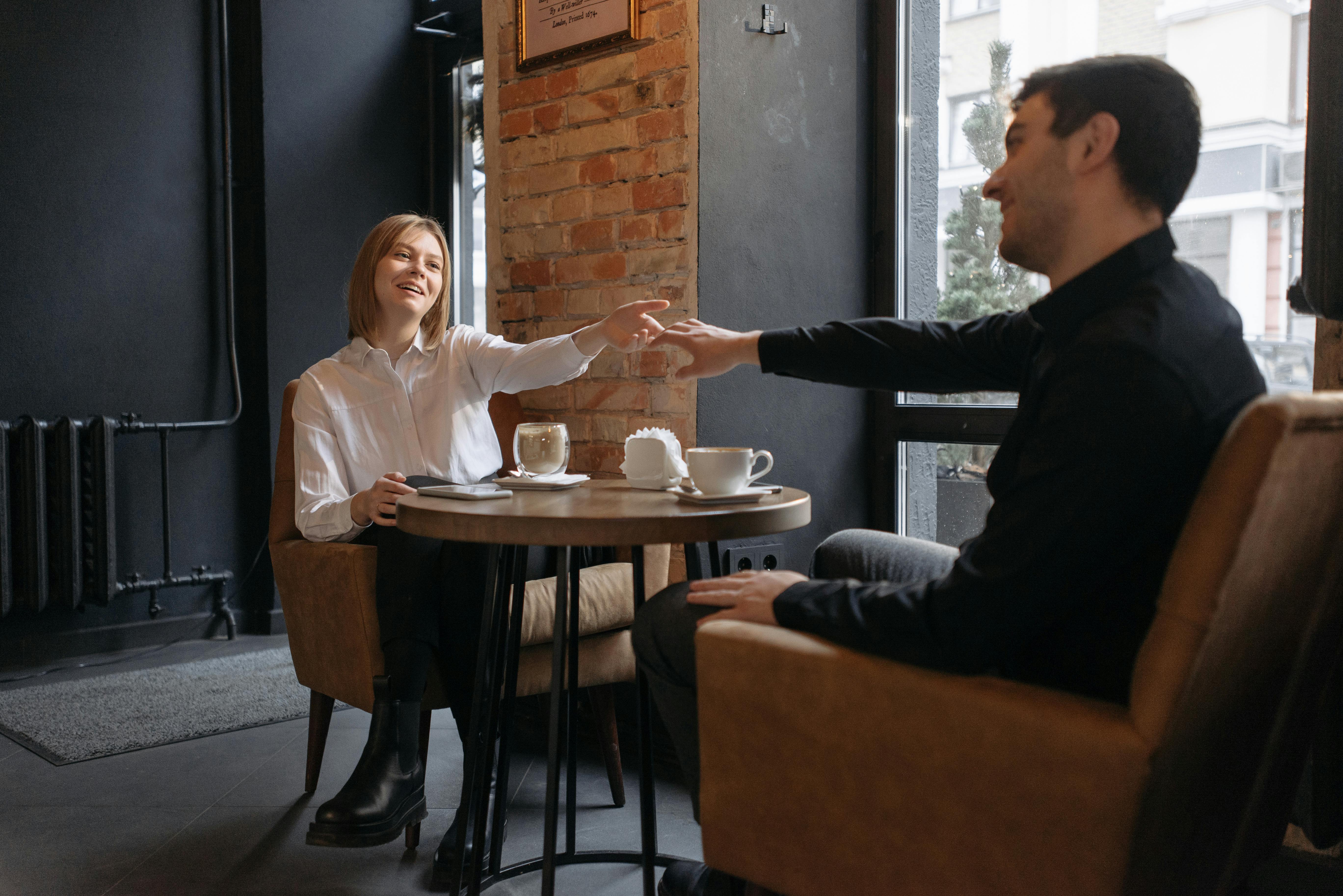 Un hombre y una mujer hablando en un café | Fuente: Pexels