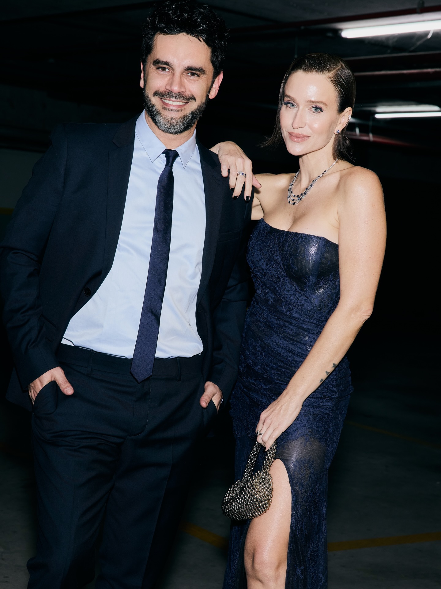 Brenda Gandini y Gonzalo Heredia posando juntos con trajes combinados | Fuente: Instagram/brendagandiniok