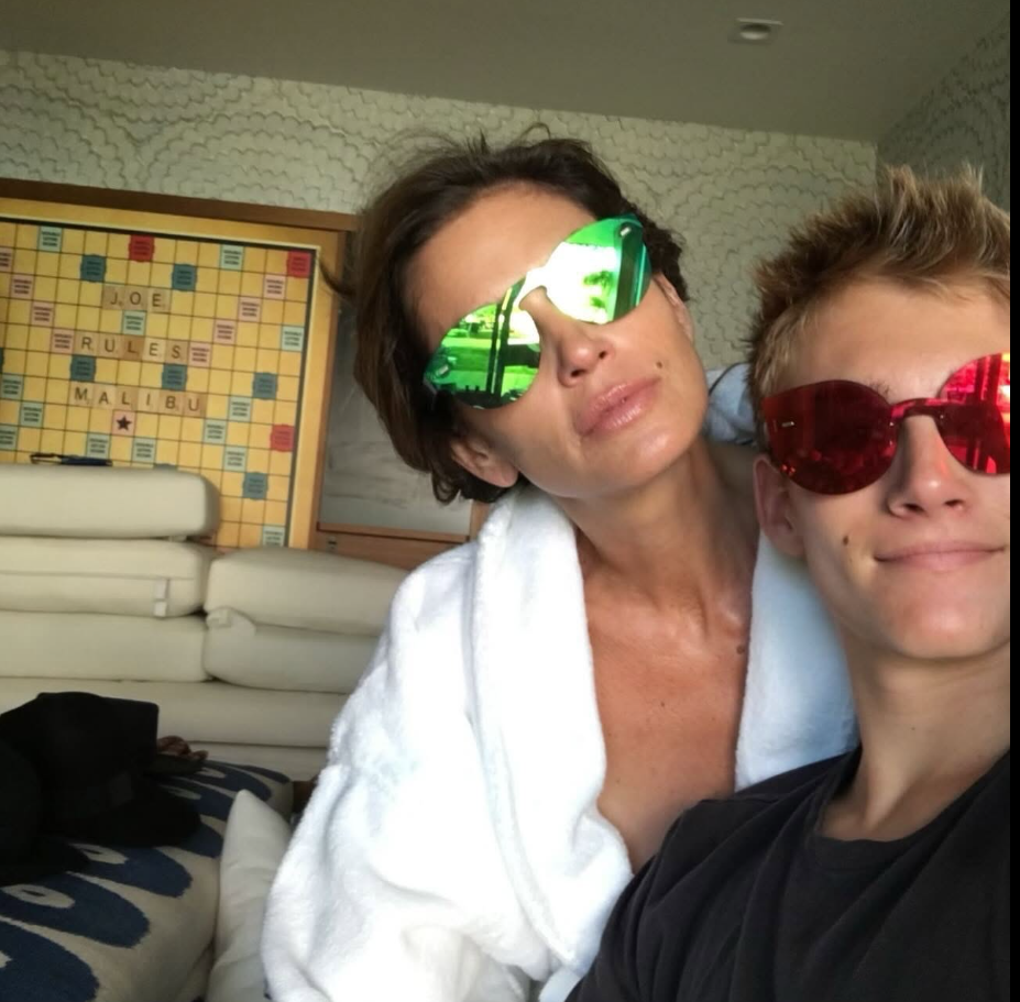 Cindy Crawford posa con su hijo Presley Gerber en un momento distendido entre madre e hijo, justo cuando él empezaba a realizarse tanto en su vida personal como en el mundo de la moda. | Fuente: Facebook/Cindy Crawford