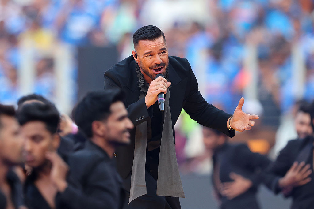 Ricky Martin actúa durante la ceremonia de clausura previa a la final de la Copa del Mundo Masculina T20 de la ICC 2026 (India y Sri Lanka) entre India y Nueva Zelanda, en el estadio Narendra Modi, el 8 de marzo de 2026 en Ahmedabad, India. | Fuente: Getty Images