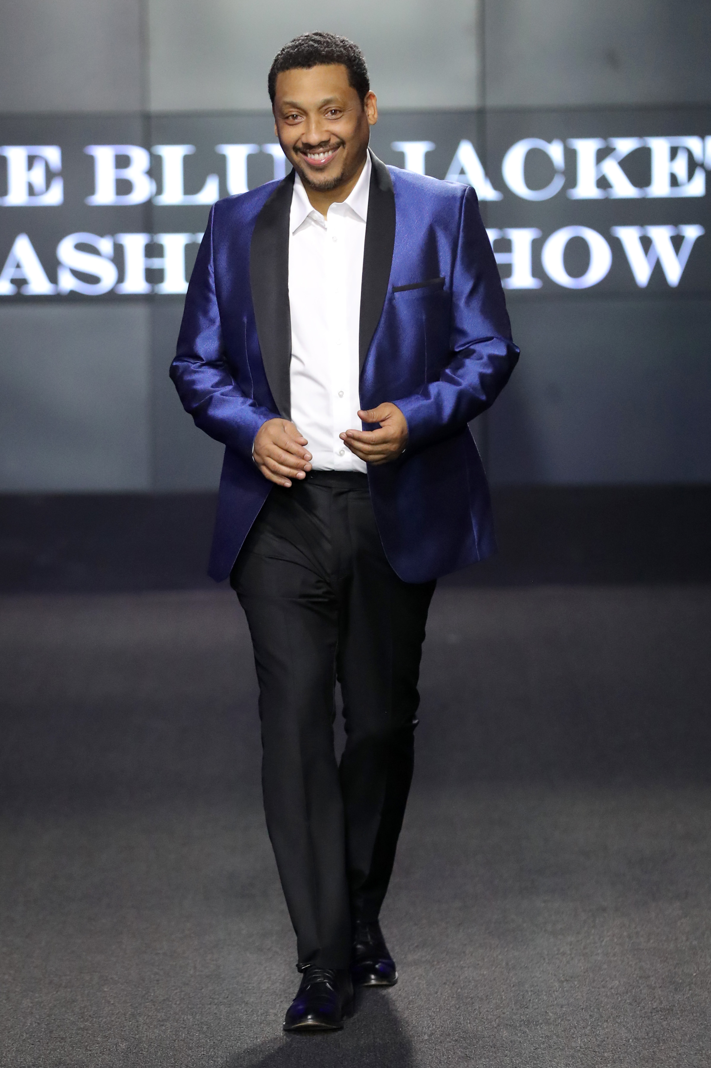 El actor camina por la pasarela vestido de Arjona Collection durante el Sexto Desfile de Moda Anual de Blue Jacket el 17 de febrero de 2022 | Fuente: Getty Images