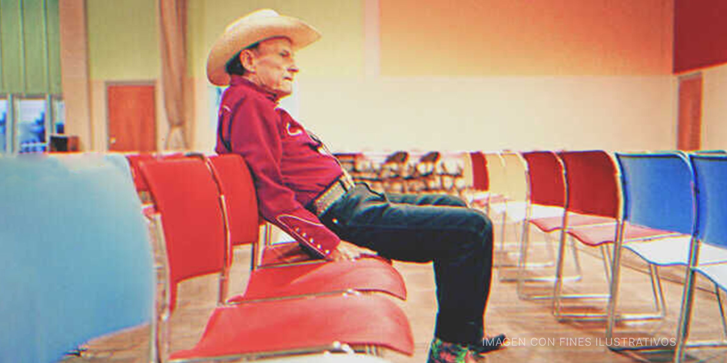 Hombre mayor con traje de vaquero en una sala de espera. | Foto: Getty Images 