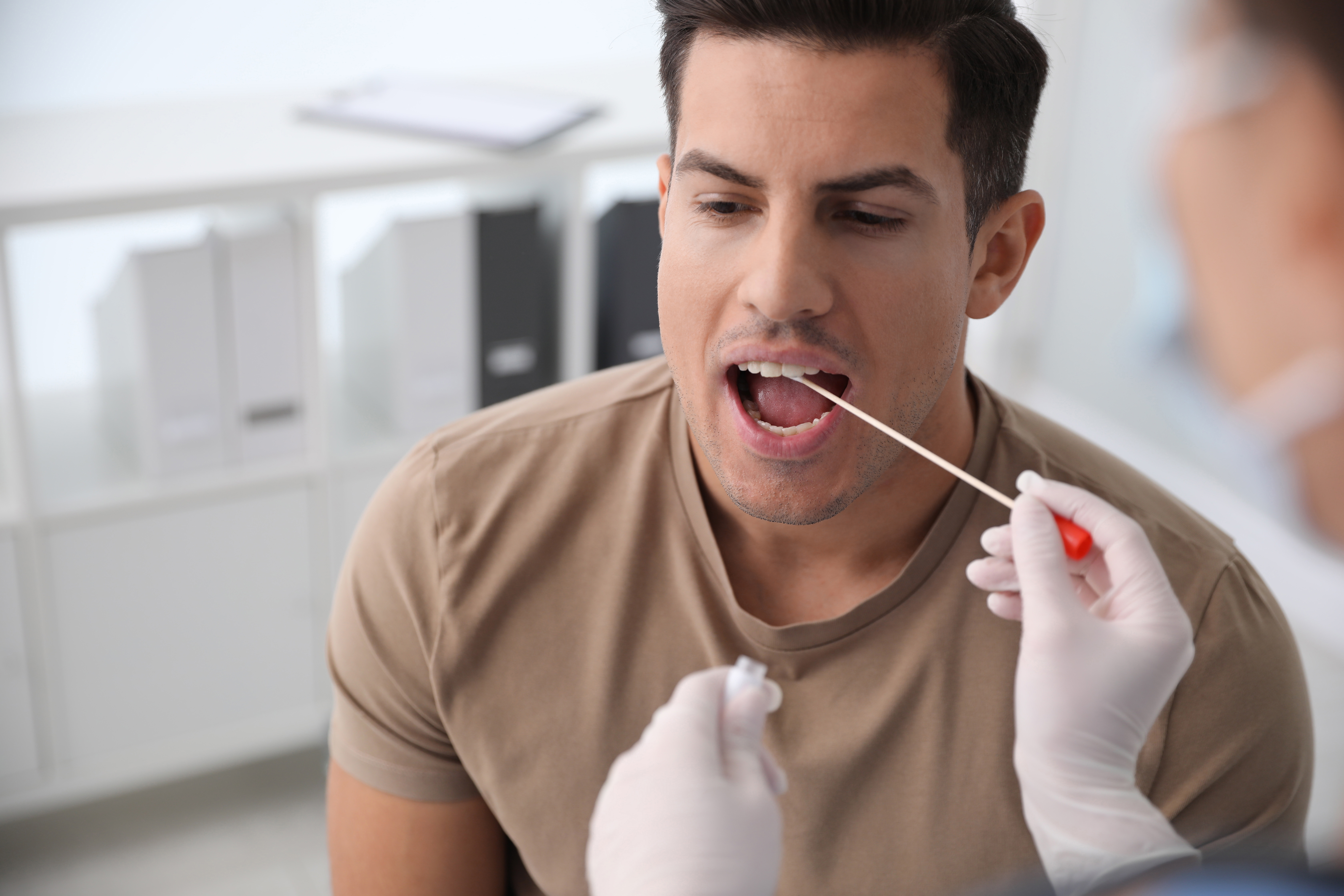 Un hombre tomando una muestra de ADN | Foto: Shutterstock