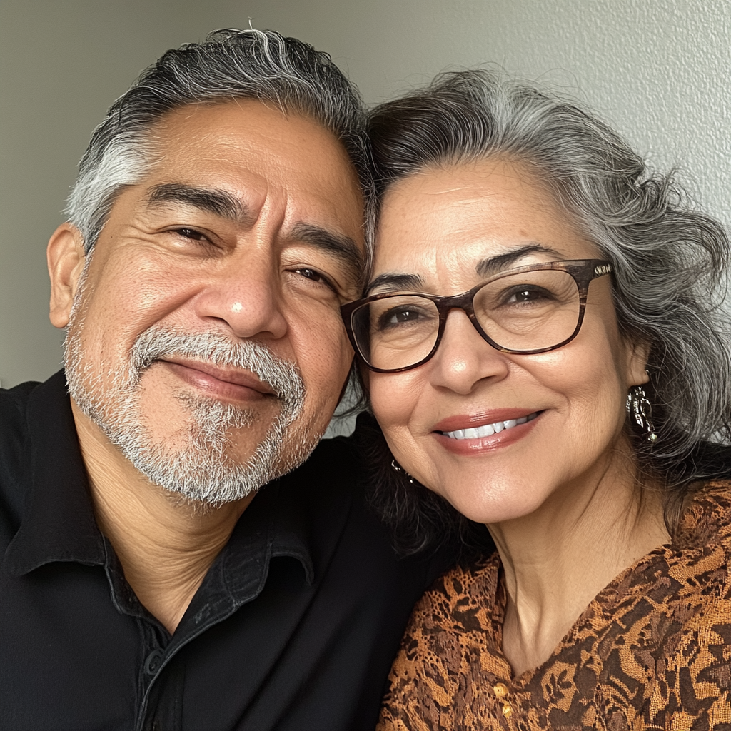Una sonriente pareja de ancianos | Fuente: Midjourney