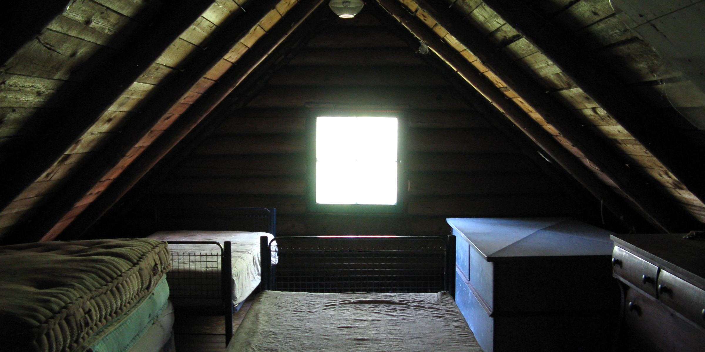 Una ventana en un ático | Fuente: Flickr