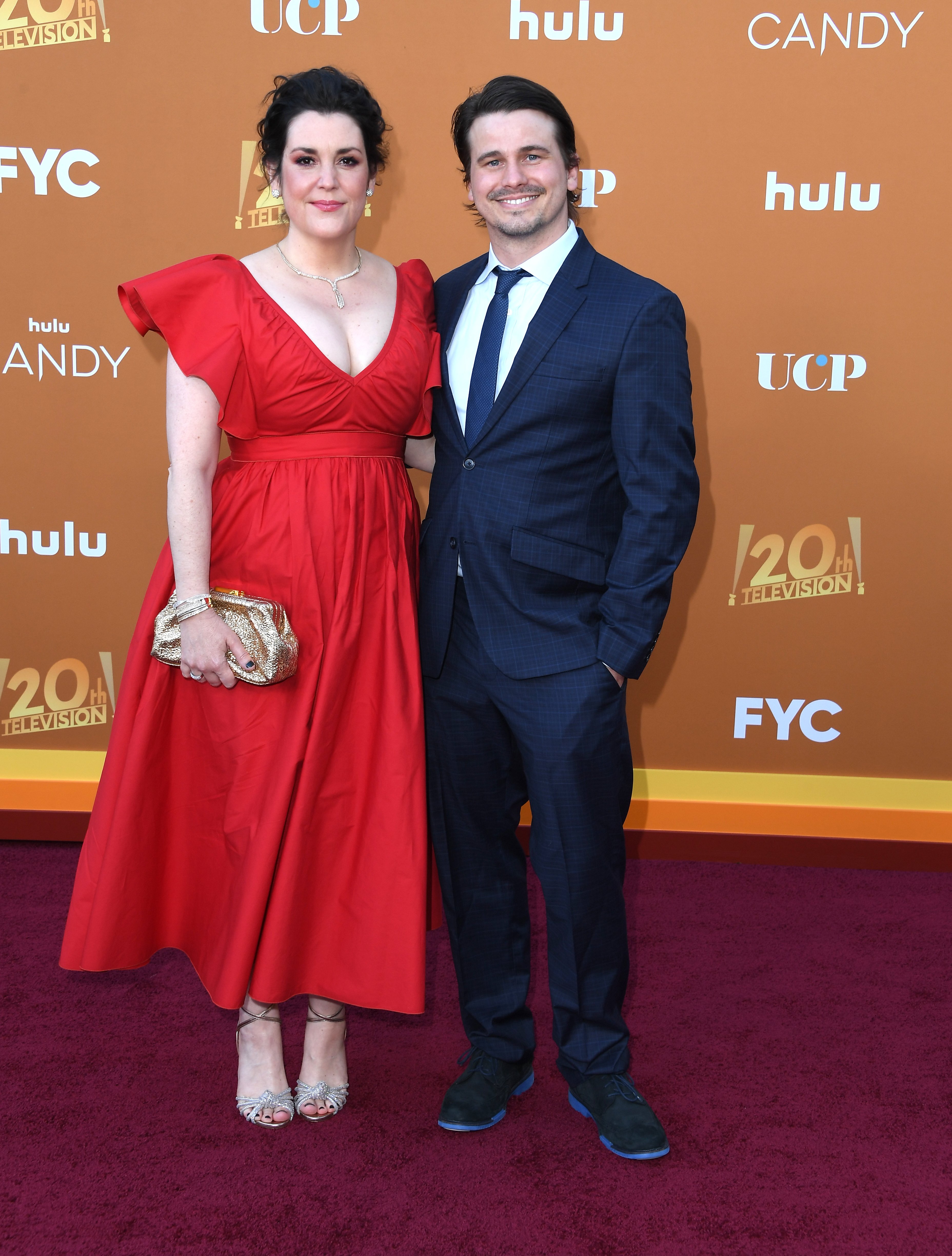 Melanie Lynskey y Jason Ritter en el evento FYC Premiere de Los Ángeles para "Candy" de Hulu, el 9 de mayo de 2022 en el Teatro El Capitan, en Los Ángeles, California. | Foto: Getty Images