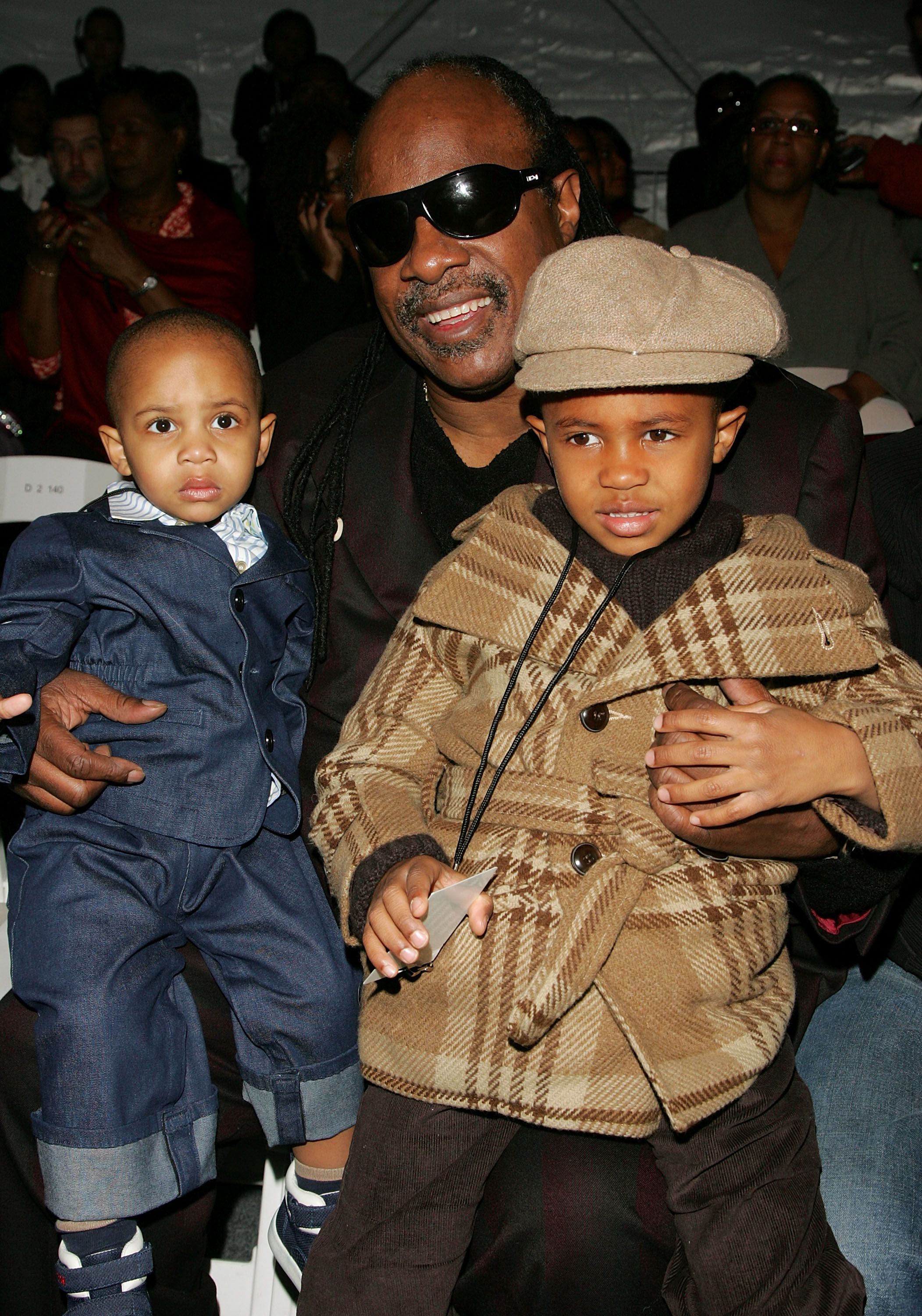 Stevie Wonder y sus hijos en Nueva York en 2007. | Foto: Getty Images
