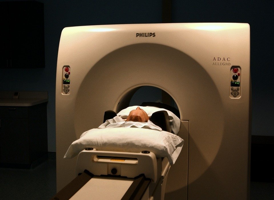 Paciente realizando una tomografía. | Imagen tomada de: Pixabay