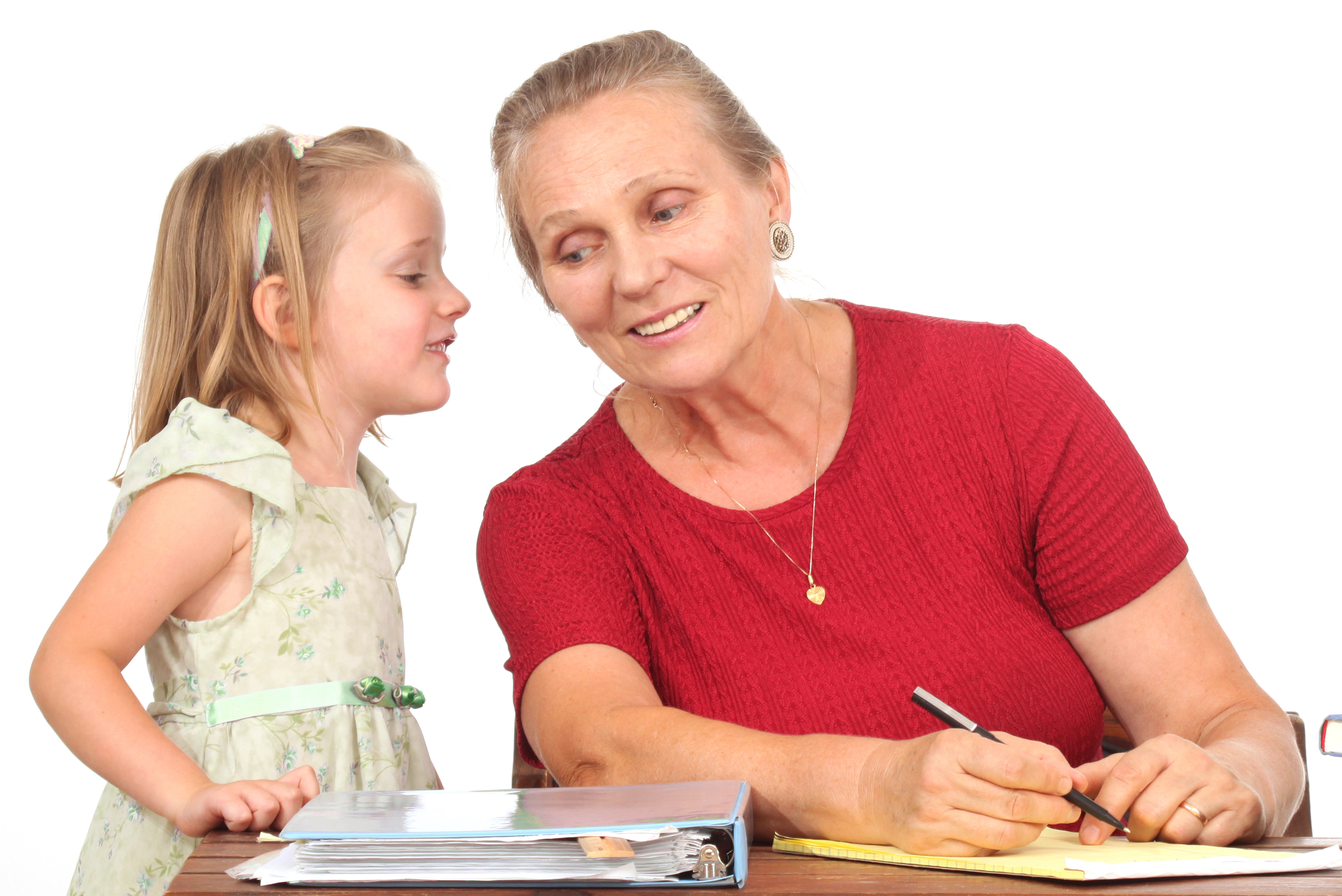 Una mujer mayor y una niña susurrándole al oído | Fuente: Shutterstock