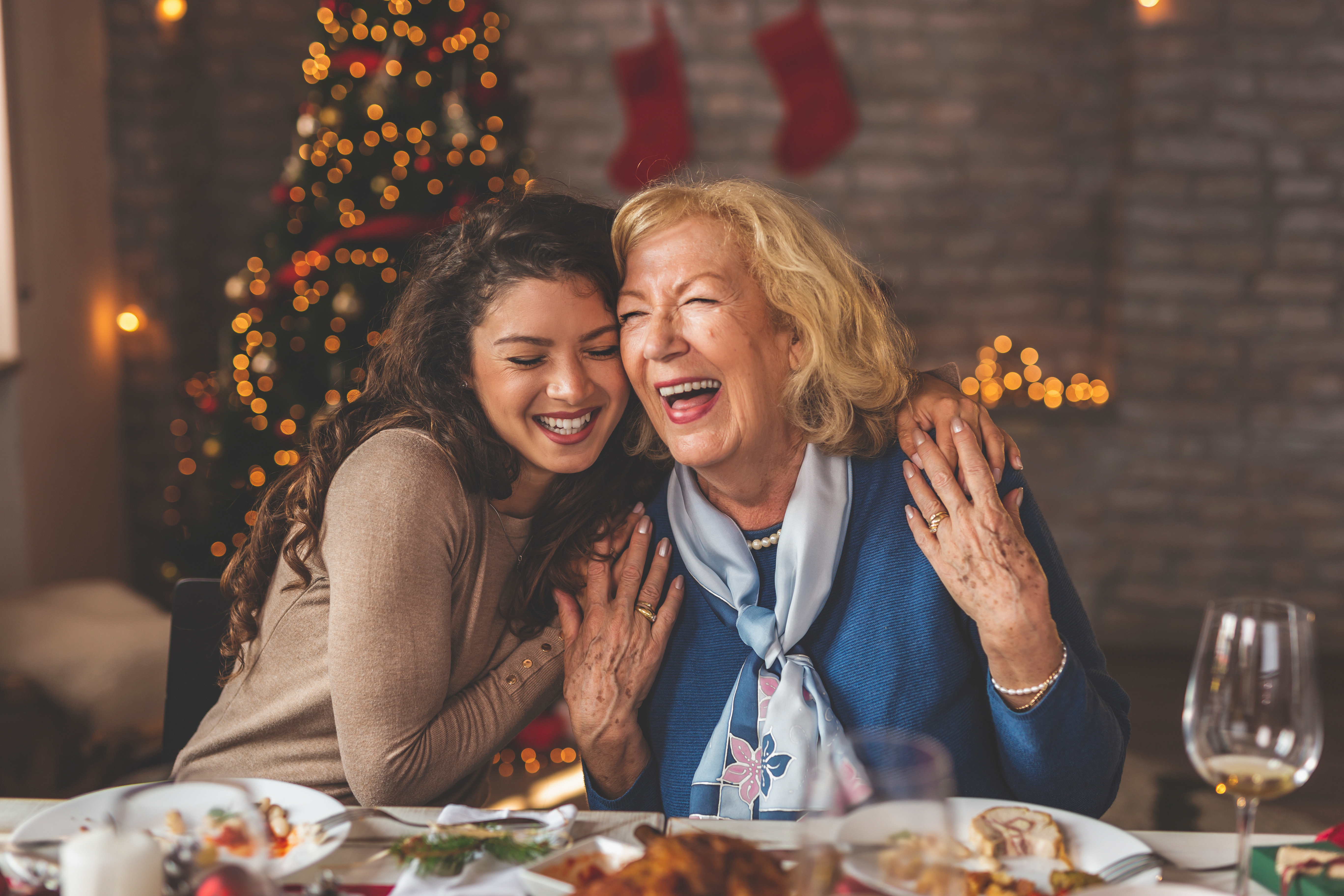 Joven abrazando a su madre en Navidad | Foto: Shutterstock