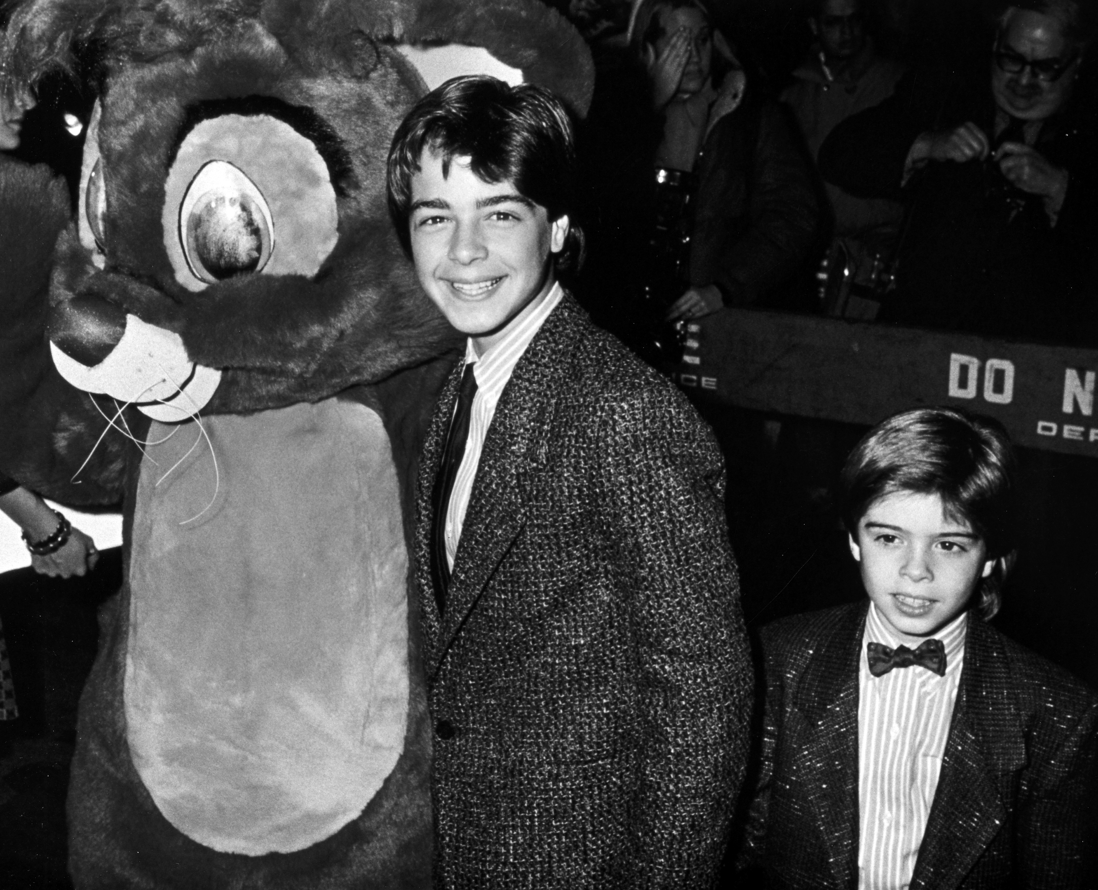 Joey Lawrence y Matthew Lawrence en el estreno de "Oliver & Company" en Los Ángeles, 1988 | Fuente: Getty Images