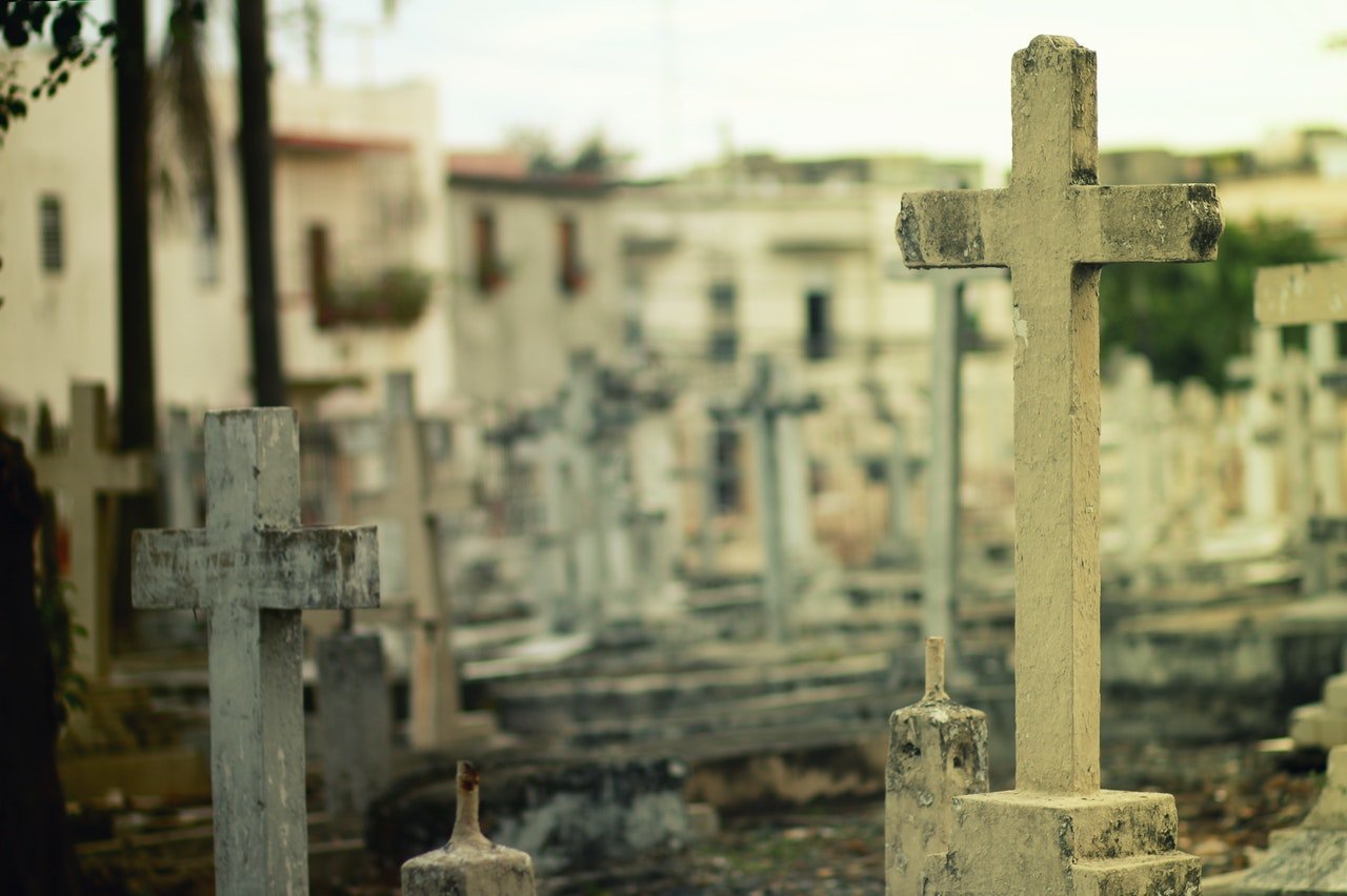 Tumbas en el cementerio. | Foto: Pexels 