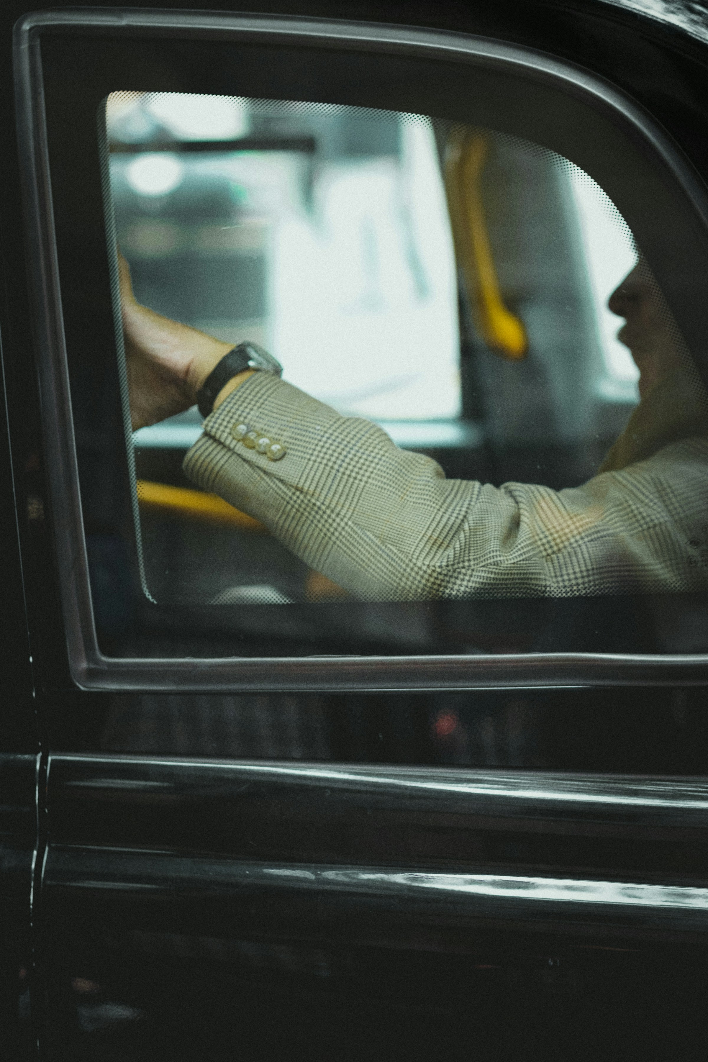 Primer plano de un hombre viajando en taxi | Fuente: Unsplash