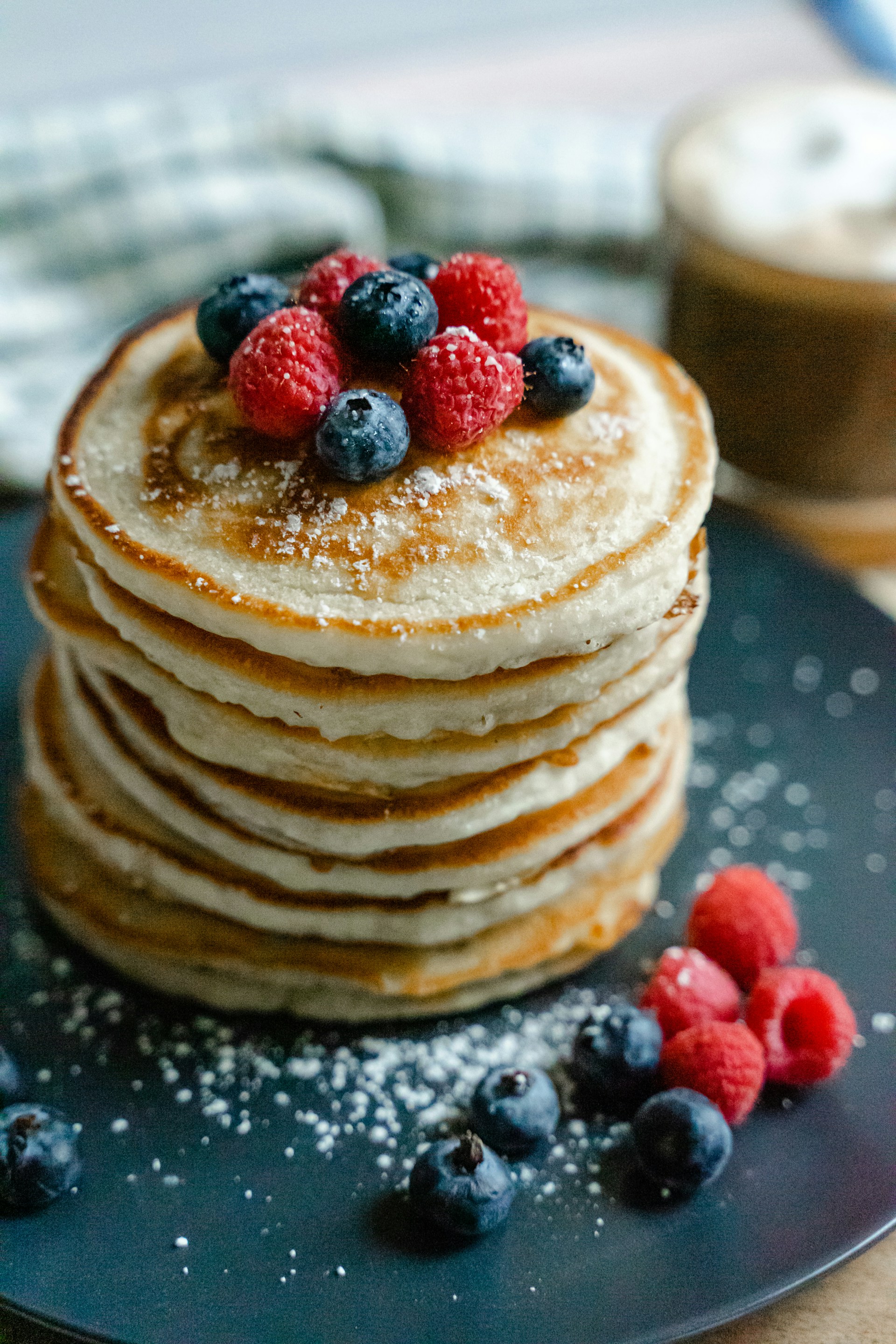 Un plato de deliciosas tortitas con arándanos y frambuesas | Fuente: Unsplash