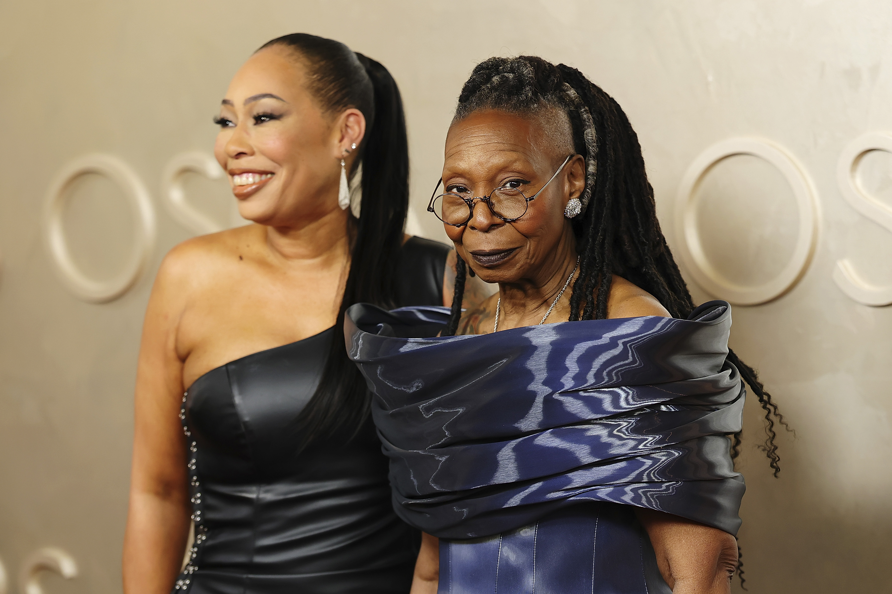 Alex Martin Dean y Whoopi Goldberg asisten a la 97ª edición de los Oscar en el Dolby Theatre el 02 de marzo de 2025, en Hollywood, California. | Fuente: Getty Images