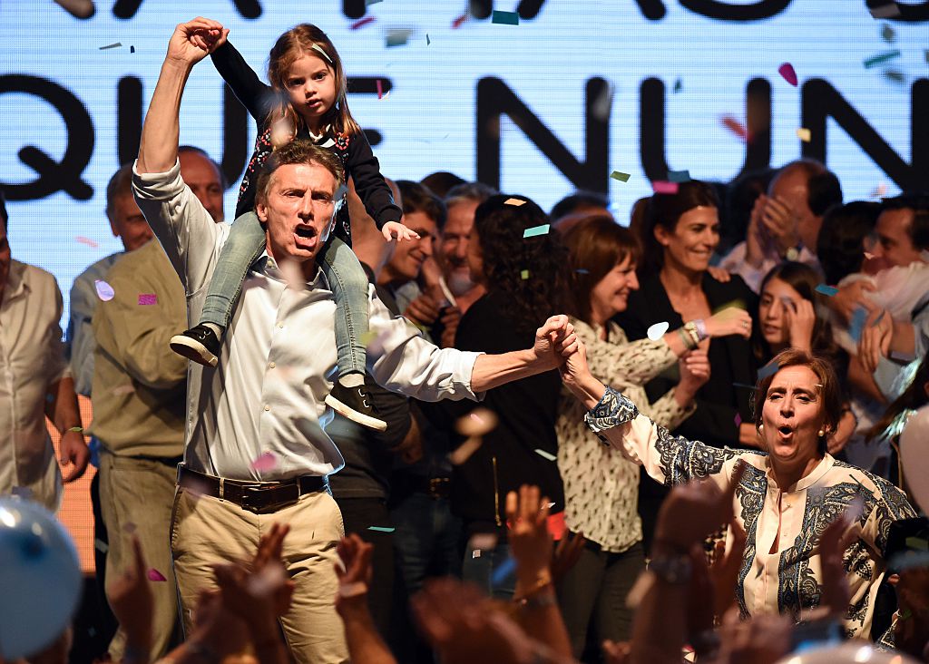 Mauricio Macri celebra con su hija Antonia Macri tras las elecciones generales en el búnker de Cambiemos, el 25 de octubre de 2015 en Buenos Aires, Argentina. | Fuente: Getty Images