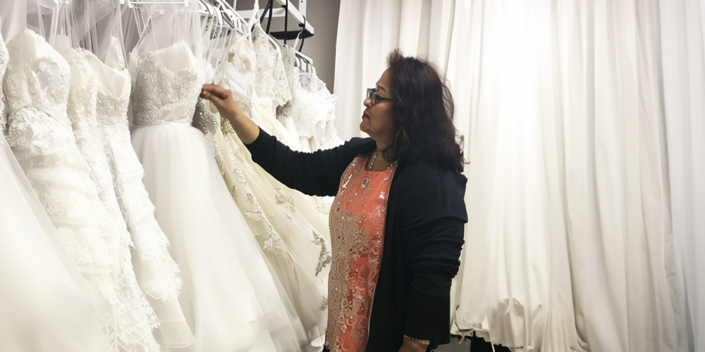 Una mujer en una boutique nupcial | Fuente: AmoMama