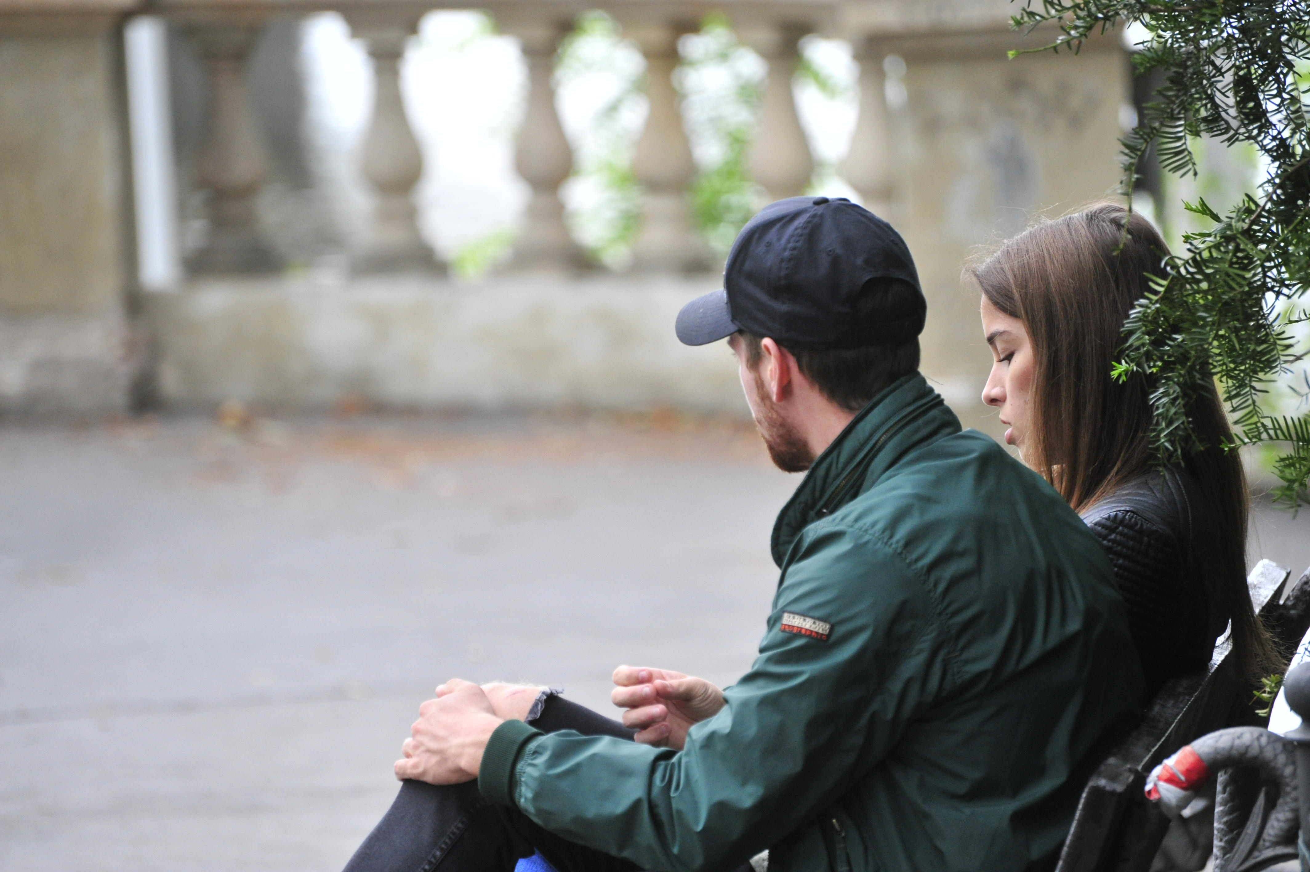 Una pareja sentada en un banco | Foto: Shutterstock