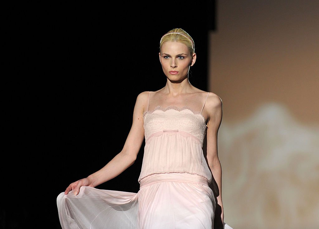 Andreja Pejic modela un vestido de Rosa Clará en Barcelona, mayo de 2012. | Foto: Getty Images