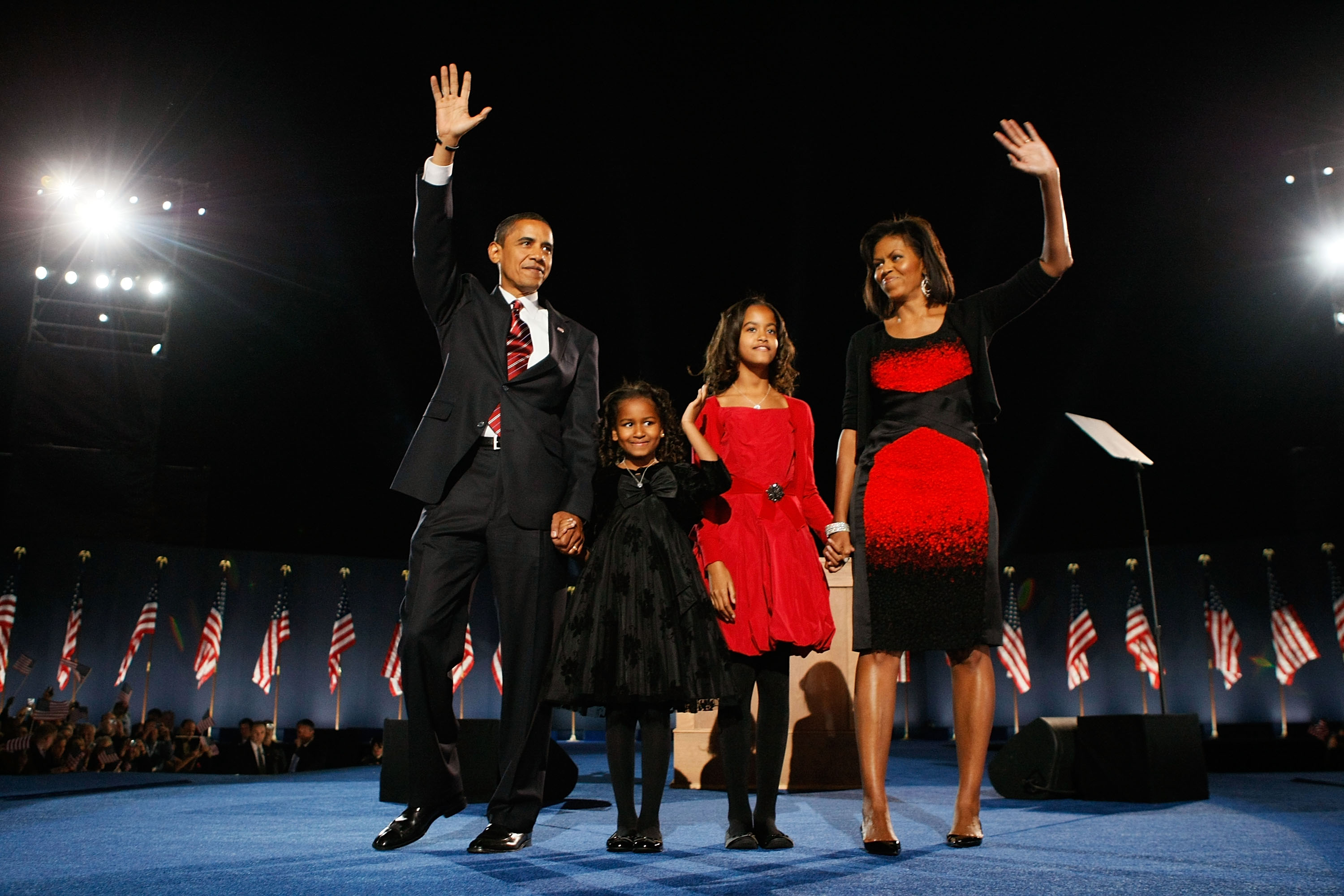 Malia y Sasha se unieron a sus padres en el escenario de Grant Park en 2008, convirtiendo la aparición de Barack en la noche de las elecciones en un momento familiar, además de político. | Fuente: Getty Images